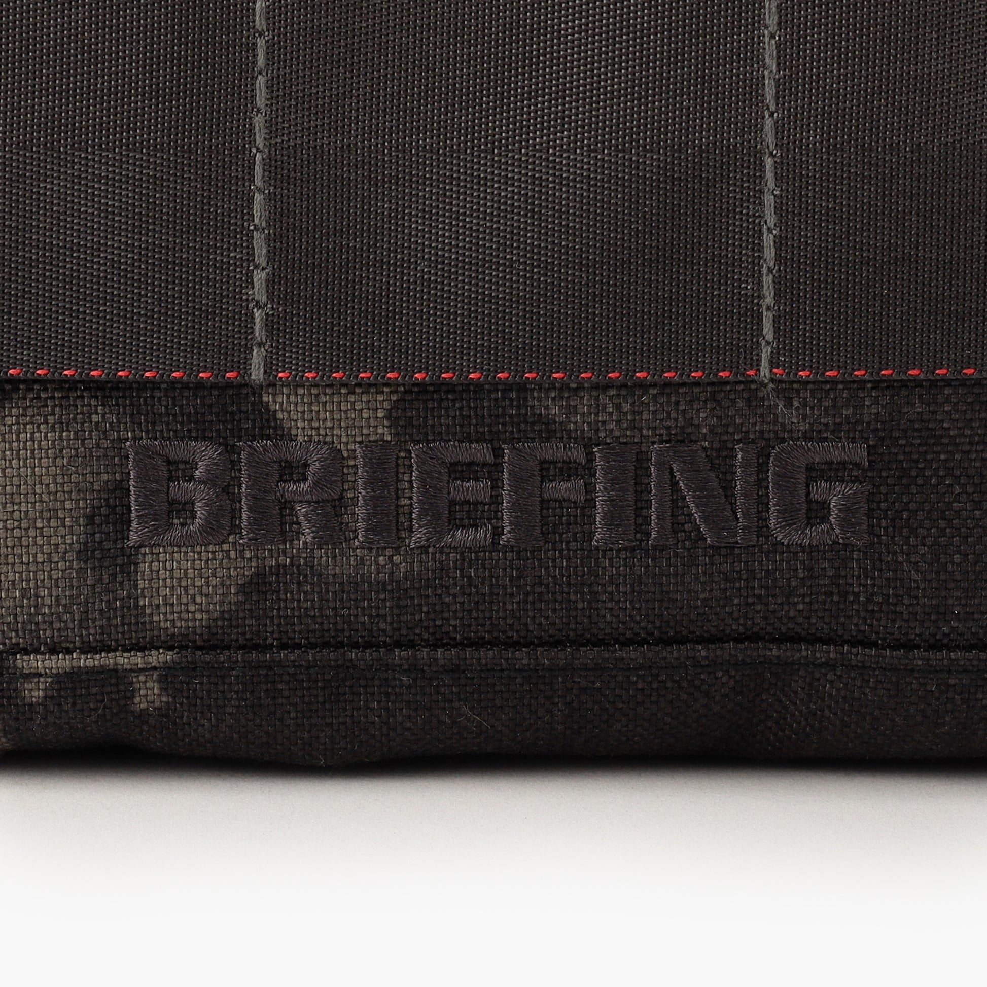フロントに刺繍であしらったBRIFINGロゴが、さりげないアクセントに。