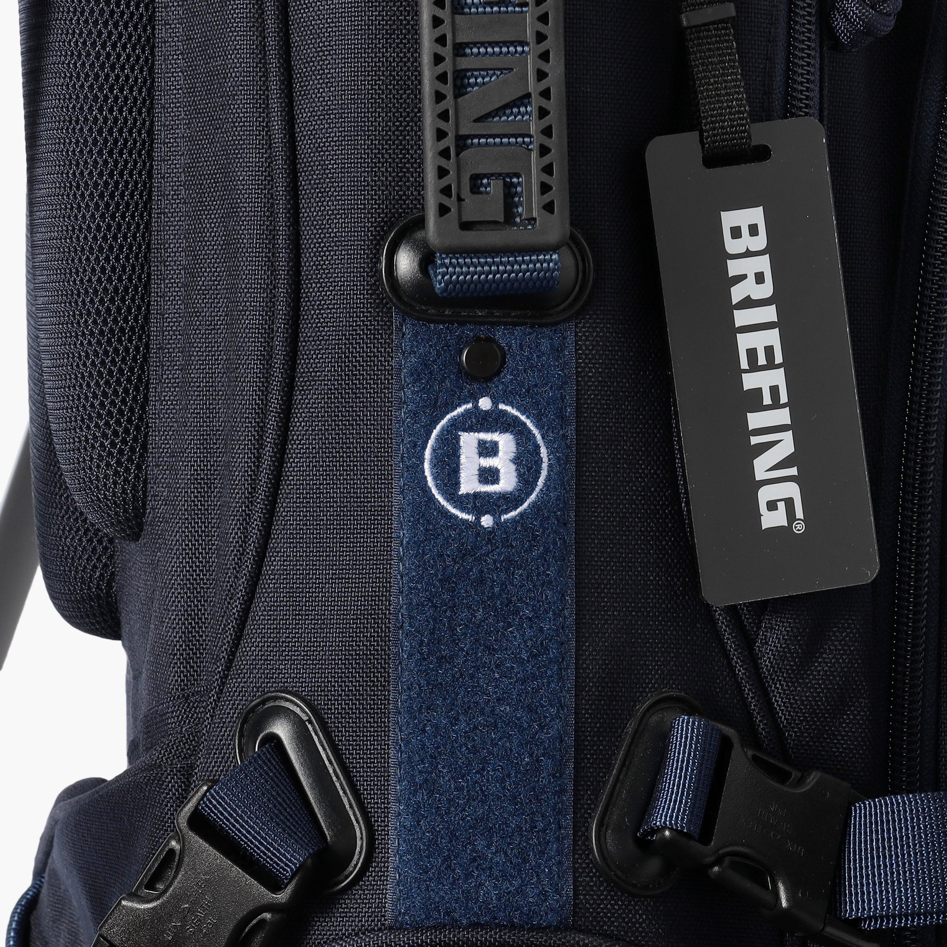 Bマークロゴを配した面ファスナー仕様のグローブホルダーには、使用していないグローブをくっつけて置くことが可能。