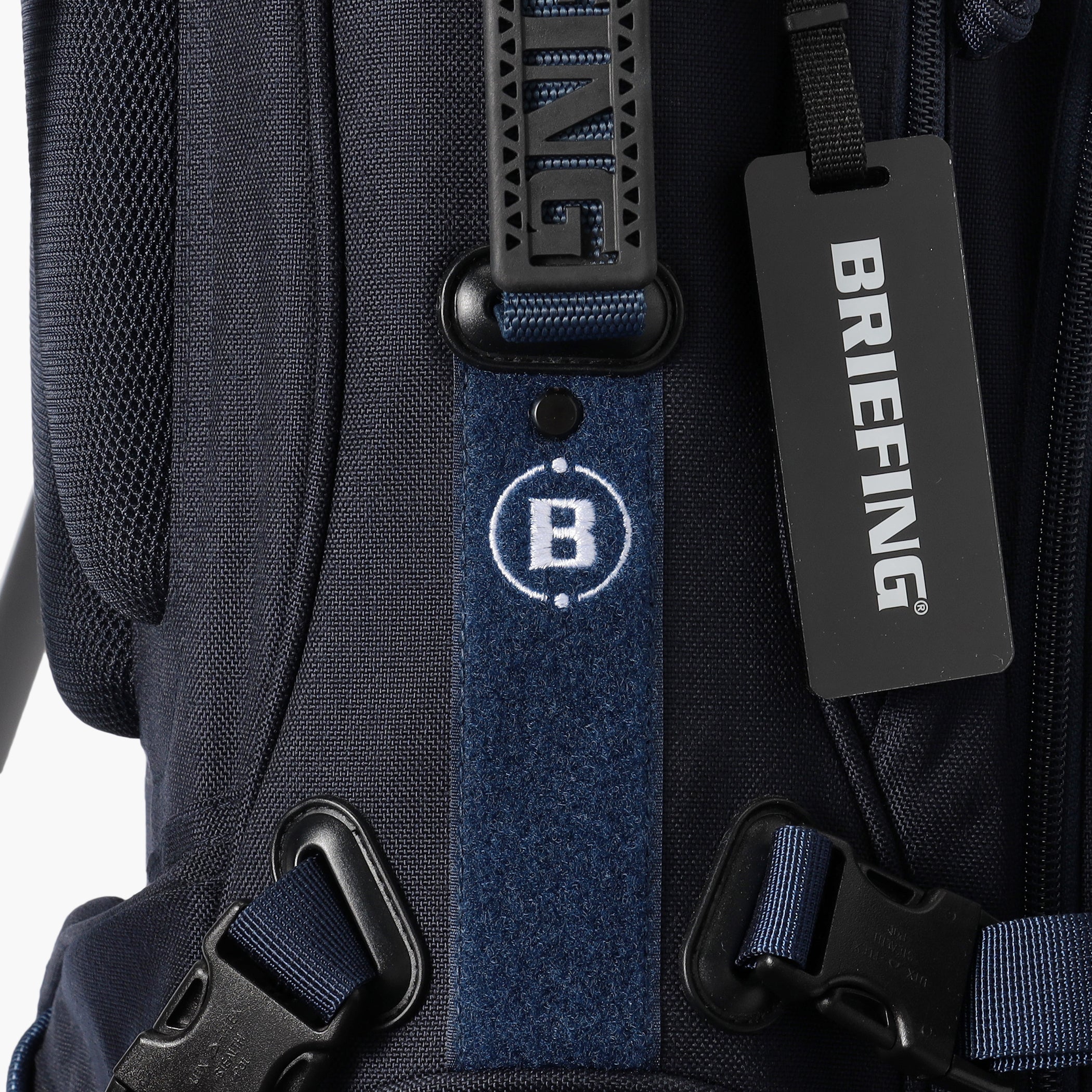 Bマークロゴを配した面ファスナー仕様のグローブホルダーには、使用していないグローブをくっつけて置くことが可能。