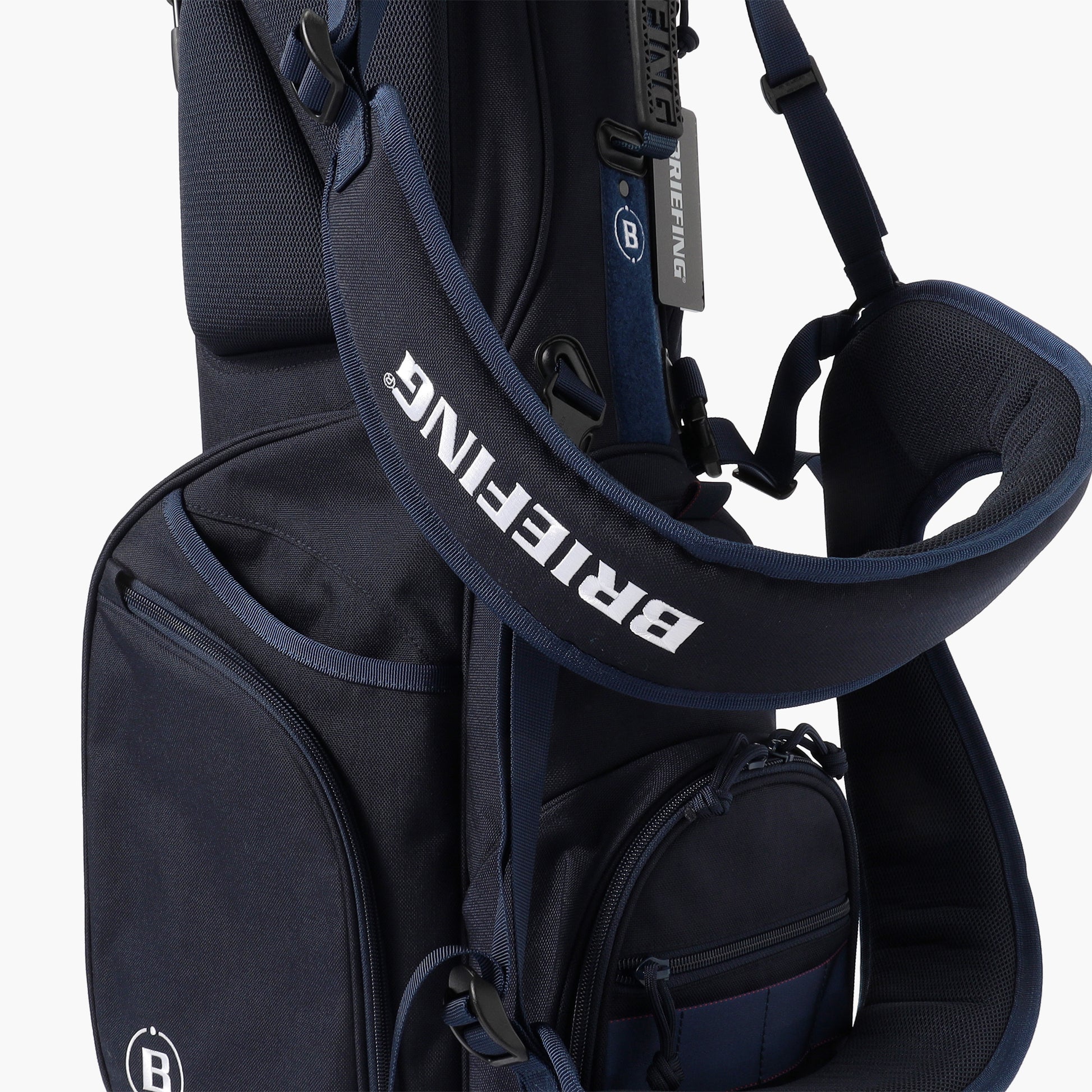 付属のショルダーパッドはバックパックをイメージしたオリジナルのものを採用。付け替えにも対応できるよう、バックルで取り外しが可能な仕様に。