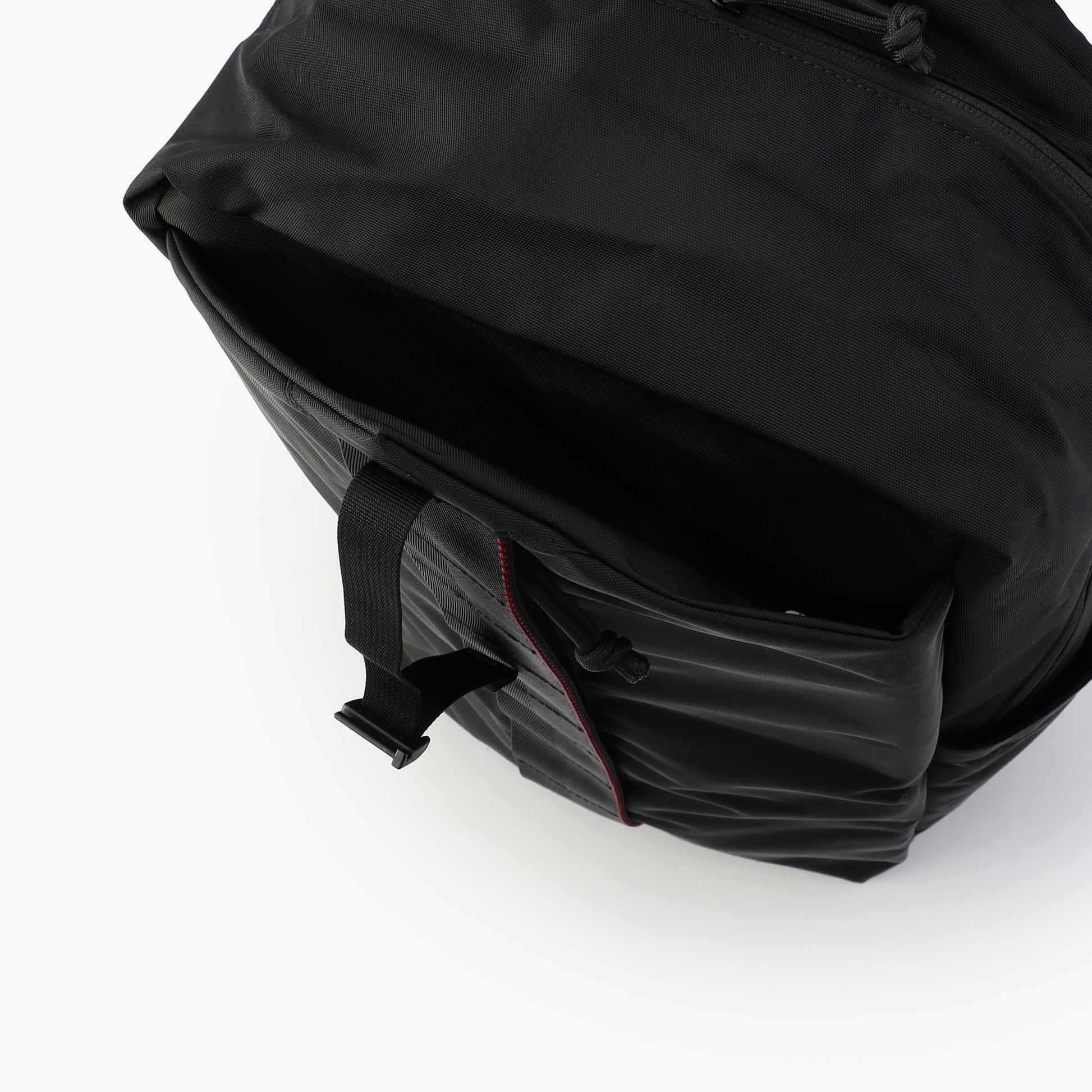 フロントのポケットは、メイン収納と分けたい荷物を収納するのに便利です。