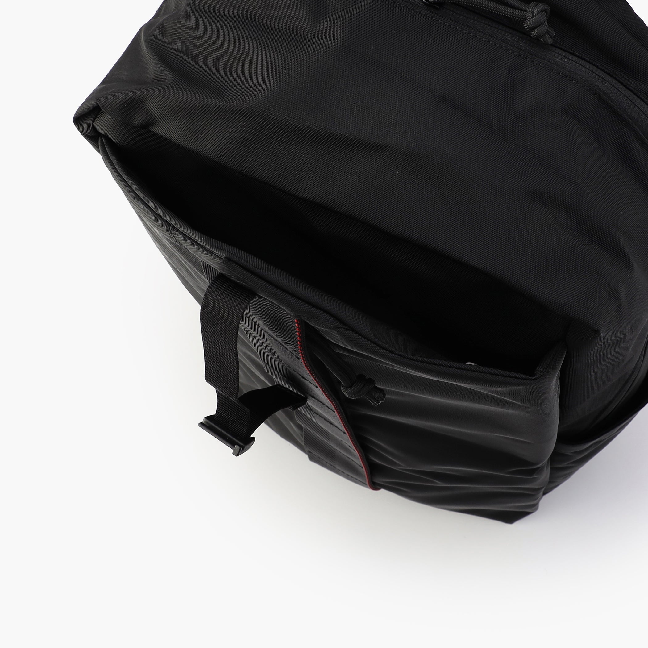 フロントのポケットは、メイン収納と分けたい荷物を収納するのに便利です。
