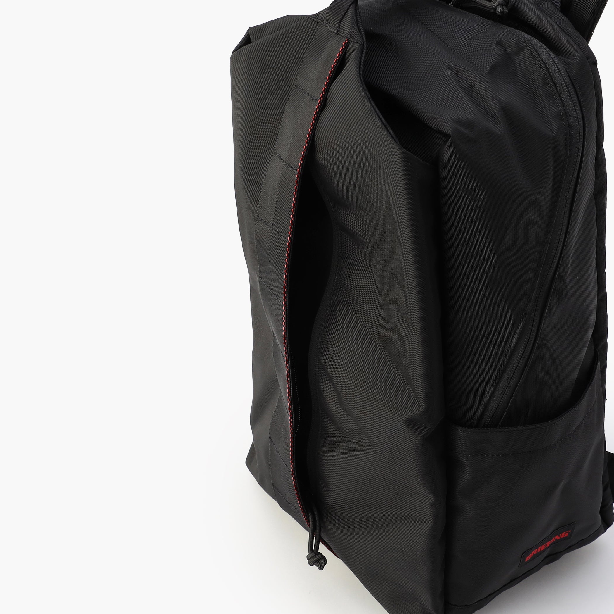 フロントのポケットは、メイン収納と分けたい荷物を収納するのに便利です。