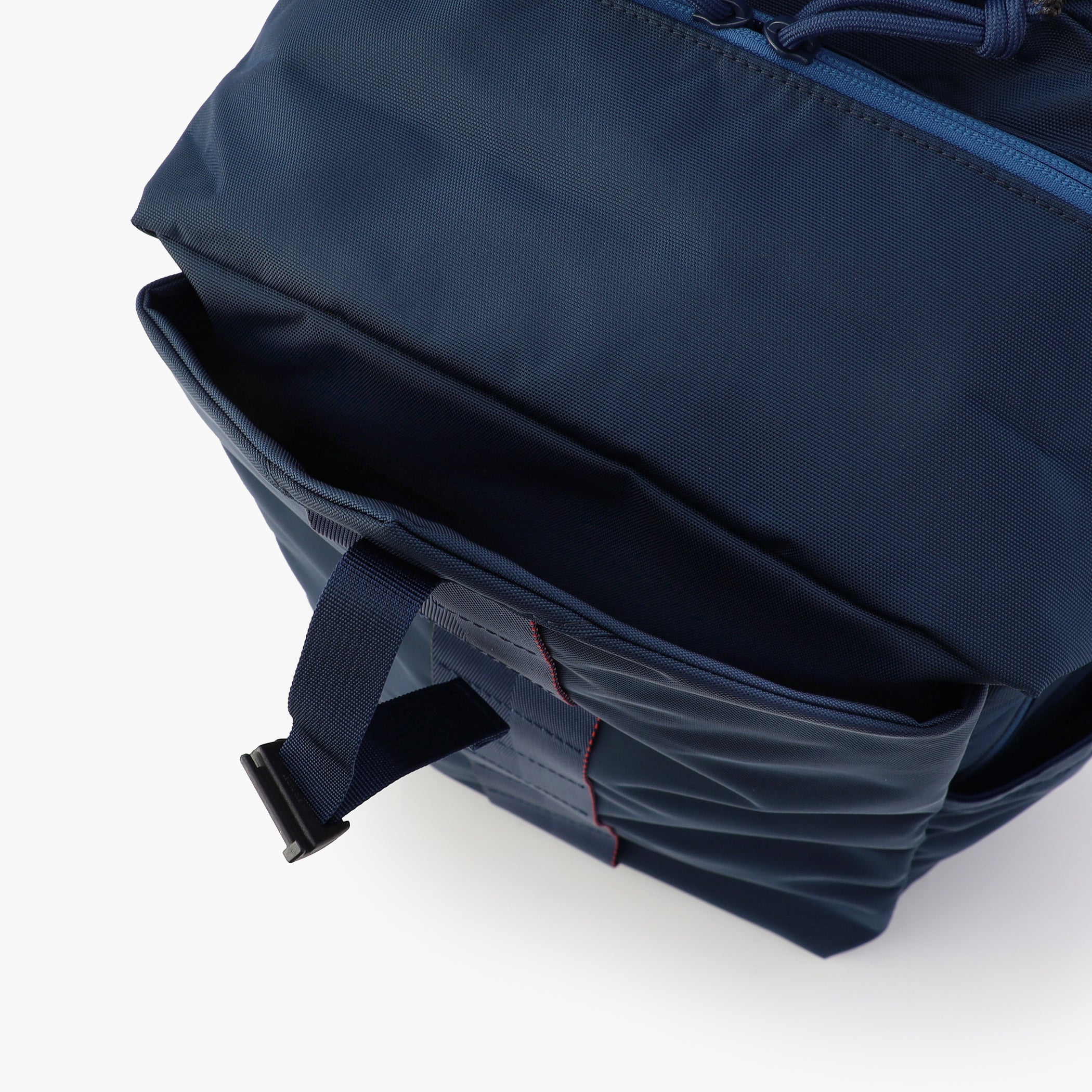 フロントのポケットは、メイン収納と分けたい荷物を収納するのに便利です。