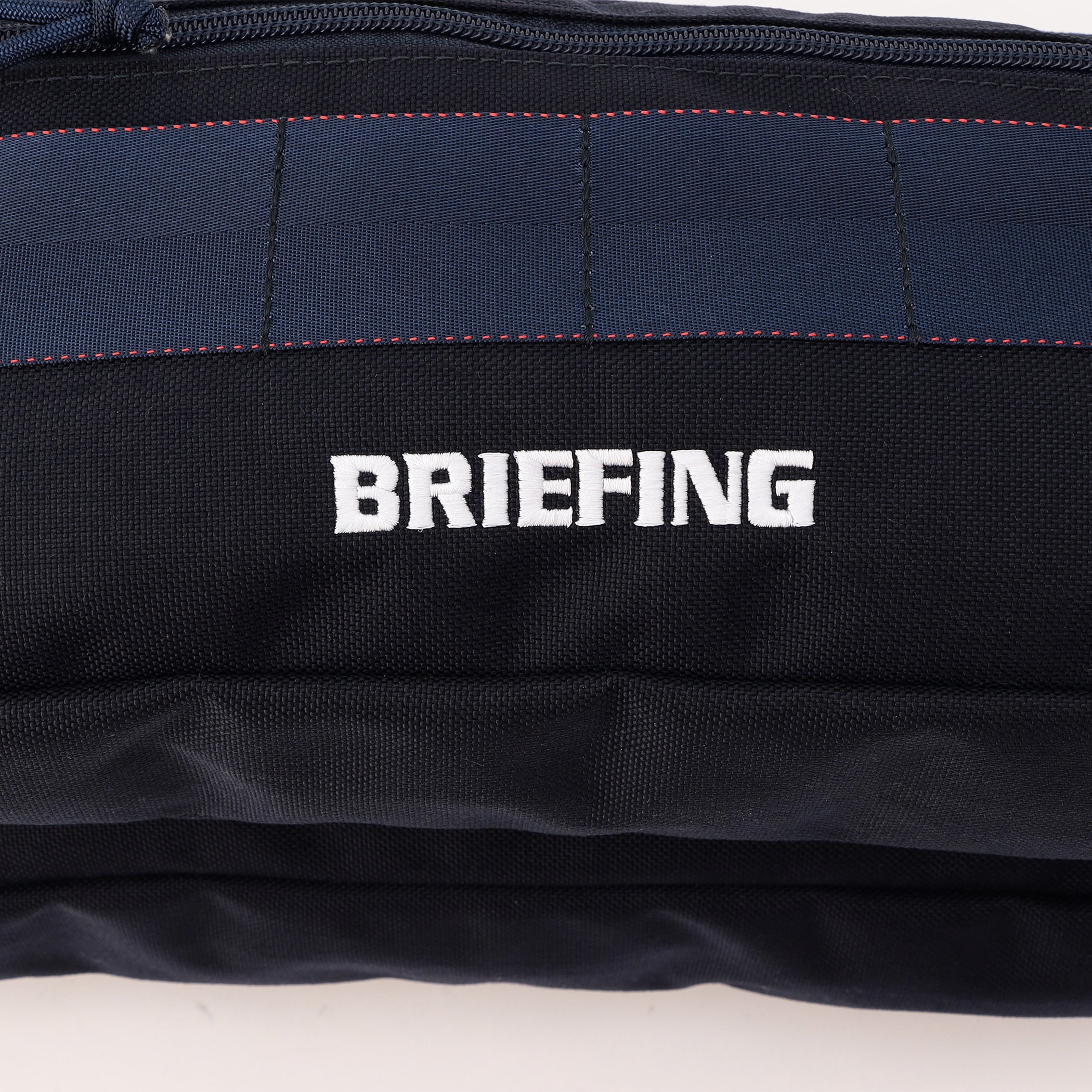 本体に刺繍であしらったBRIEFINGロゴが、さりげないアクセントに。