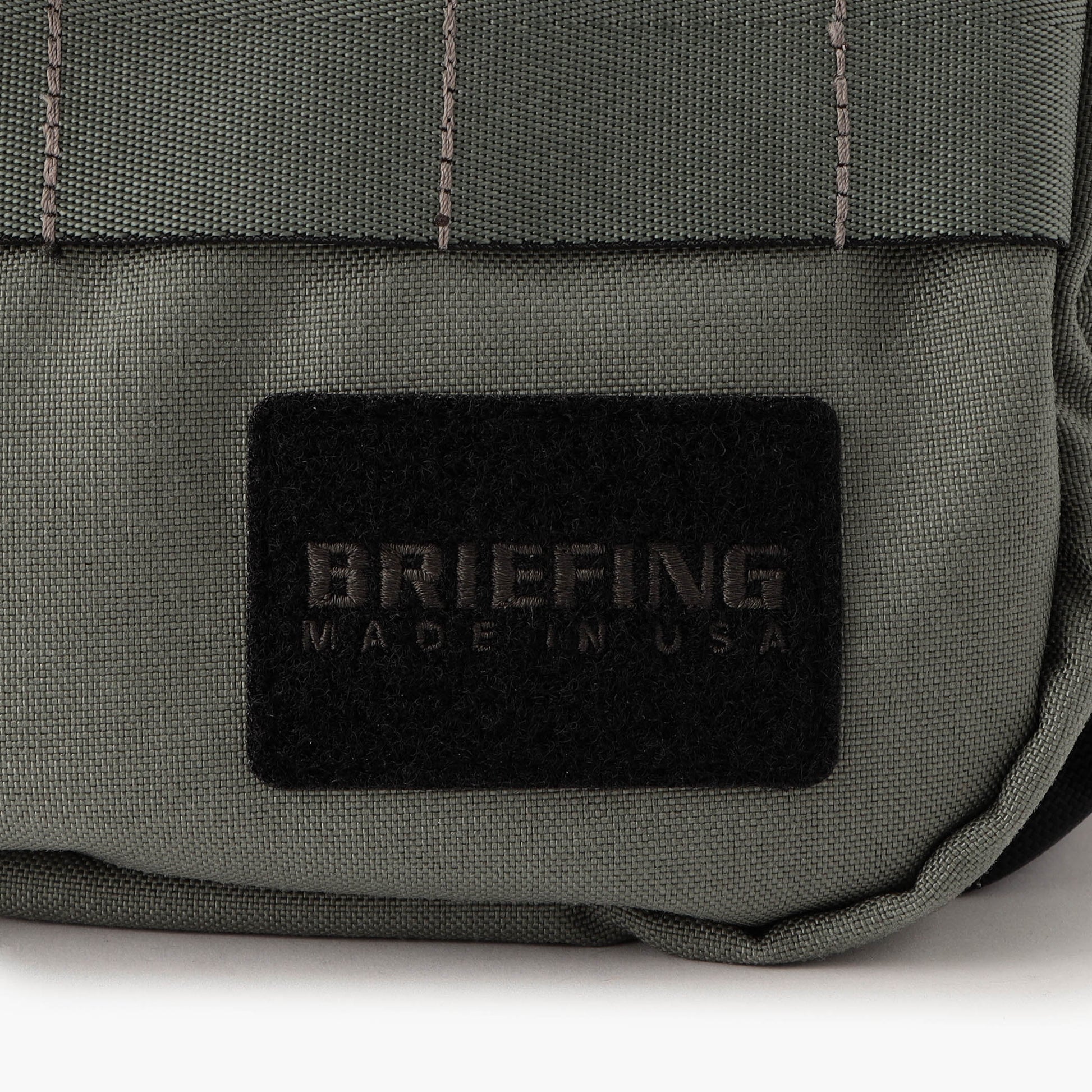 ベルクロ仕様のBRIEFINGロゴパッチを採用しました。それぞれ違った雰囲気をお楽しみいただける、遊び心あふれるデザインに。