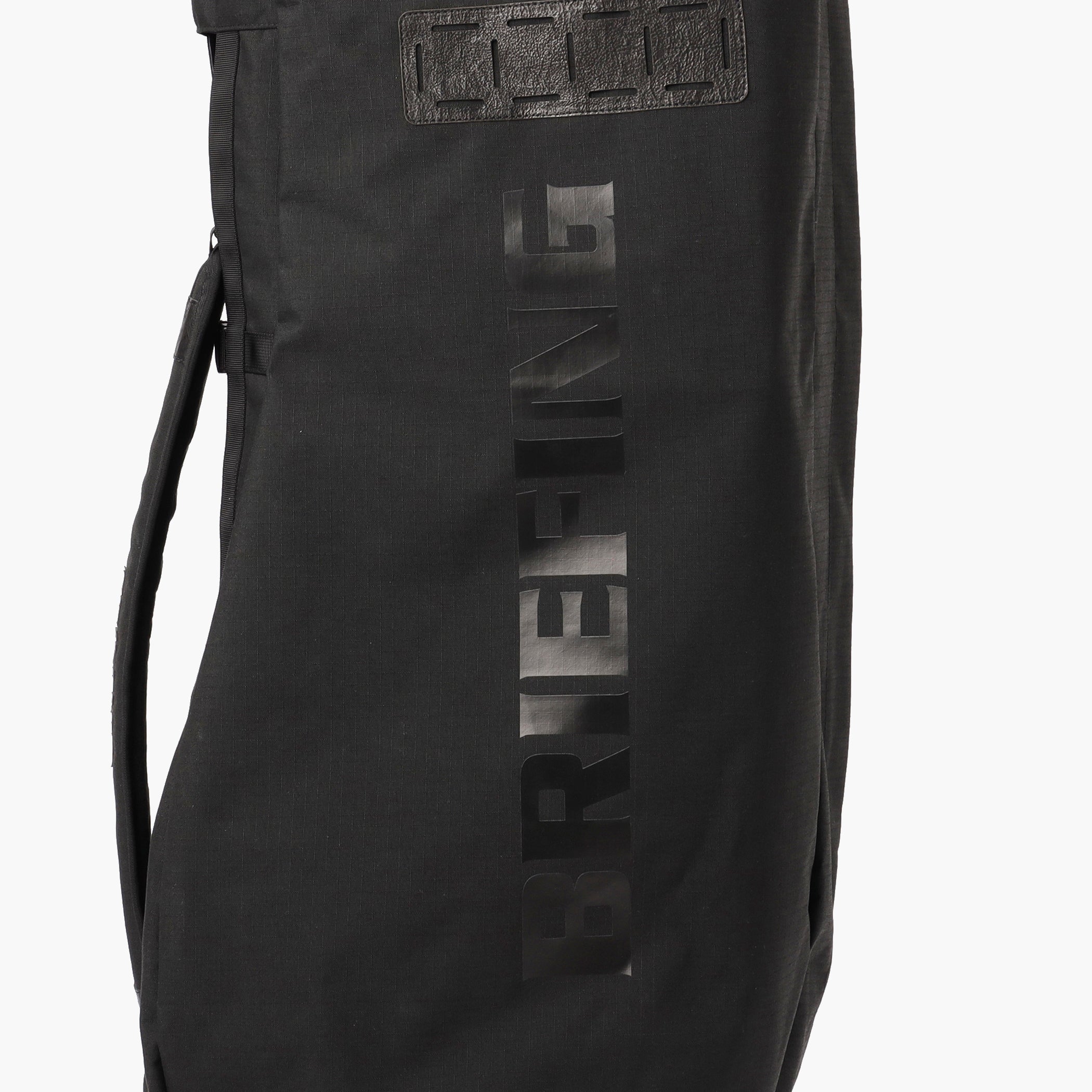 各所に配したブランドロゴや、レザーパッチがさりげないアクセントに。