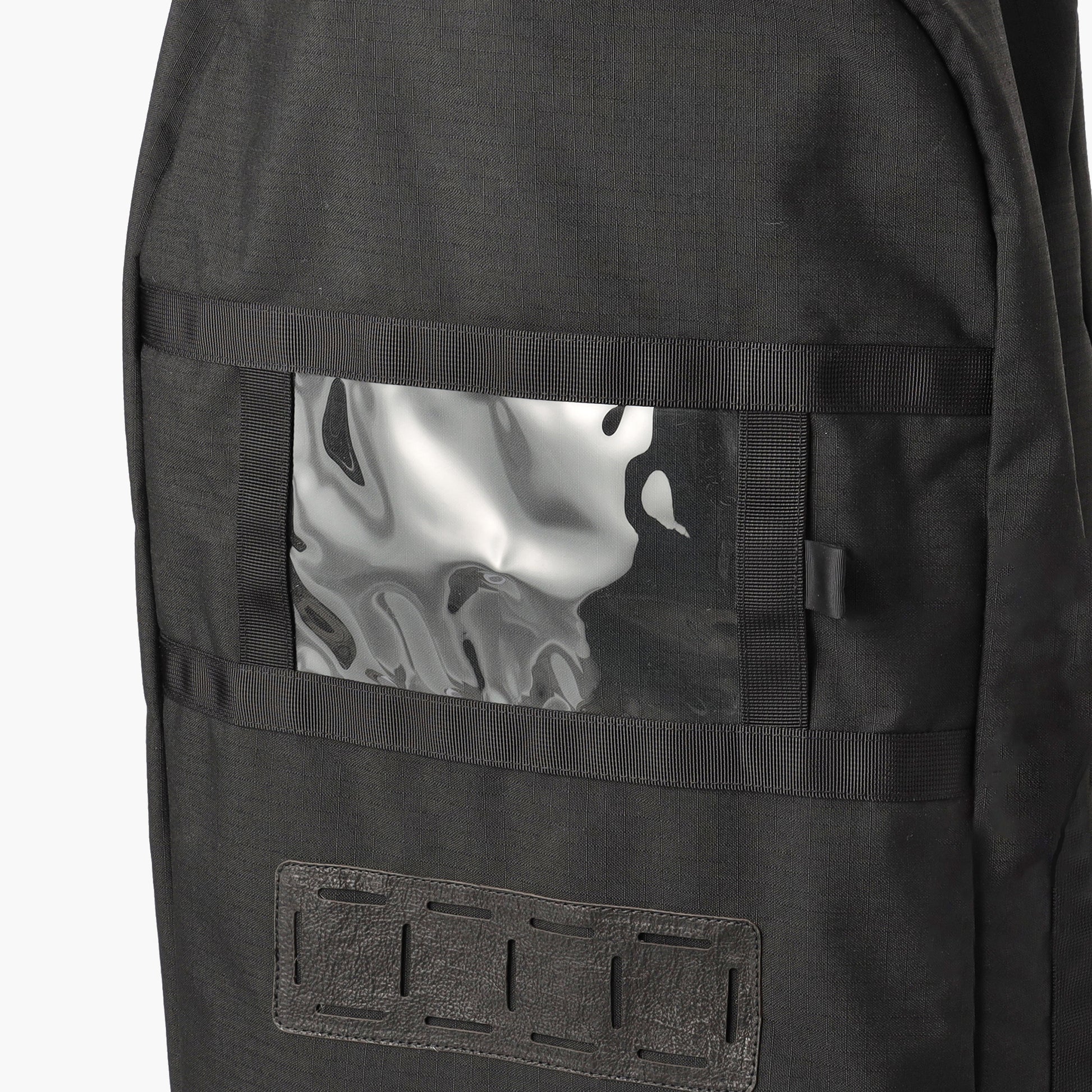 配送伝票などを入れるのに便利なクリアポケットを完備。