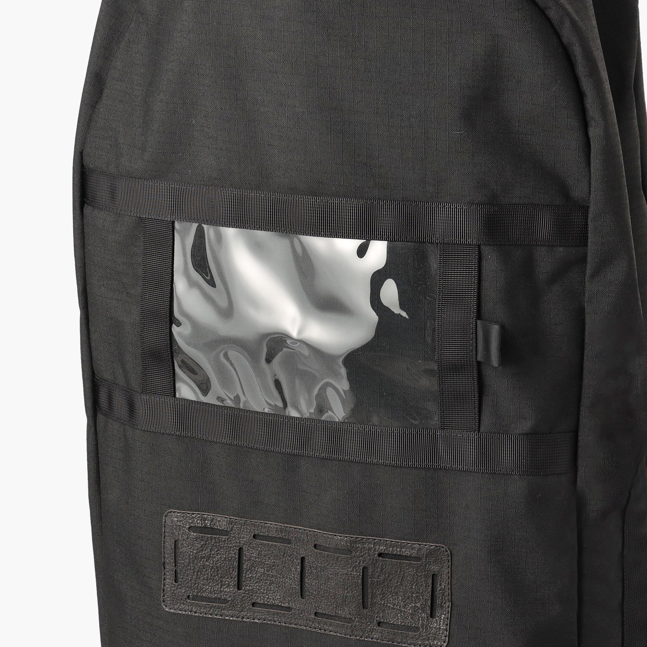 配送伝票などを入れるのに便利なクリアポケットを完備。