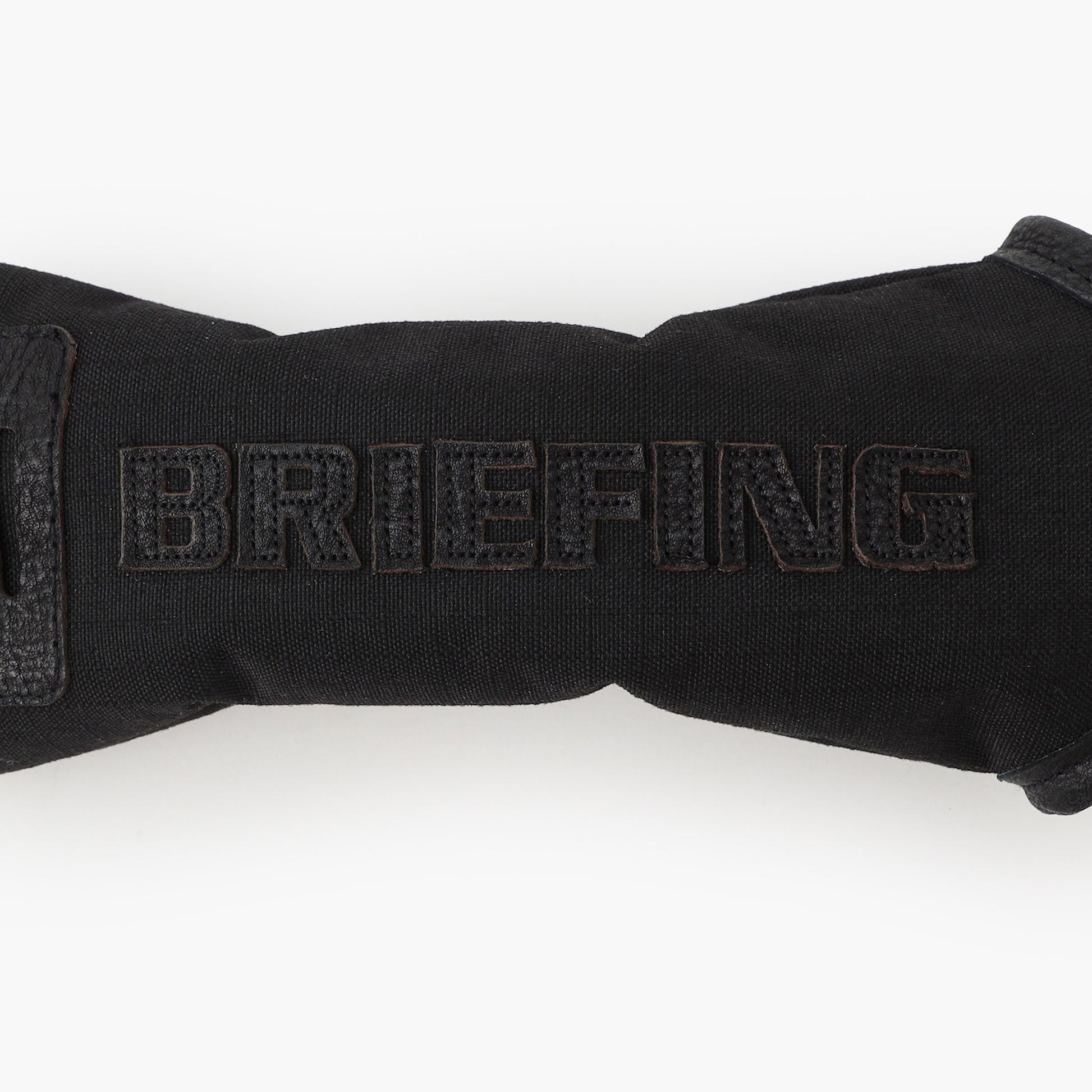 アクセントのレザーパッチにはハイブリットレザーを採用。全体をワントーンに纏めることで洗練された佇まいながらも、異素材の組み合わせが存在感を発揮します。