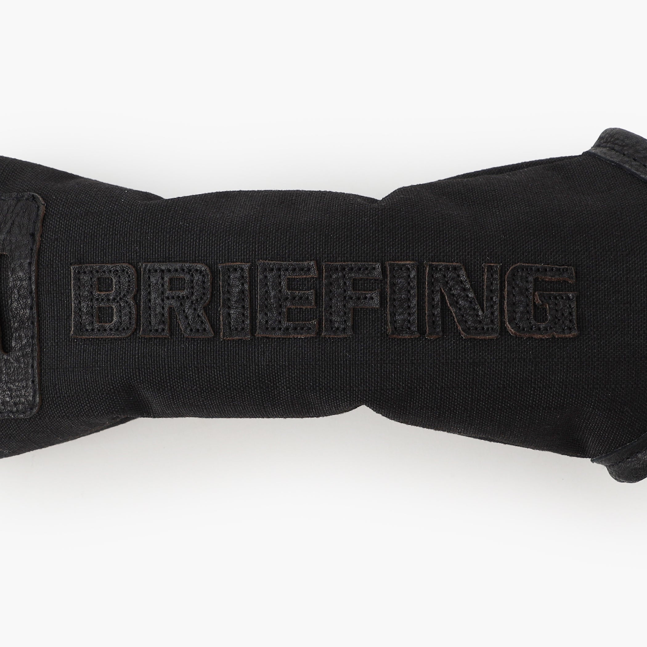 アクセントのレザーパッチにはハイブリットレザーを採用。全体をワントーンに纏めることで洗練された佇まいながらも、異素材の組み合わせが存在感を発揮します。