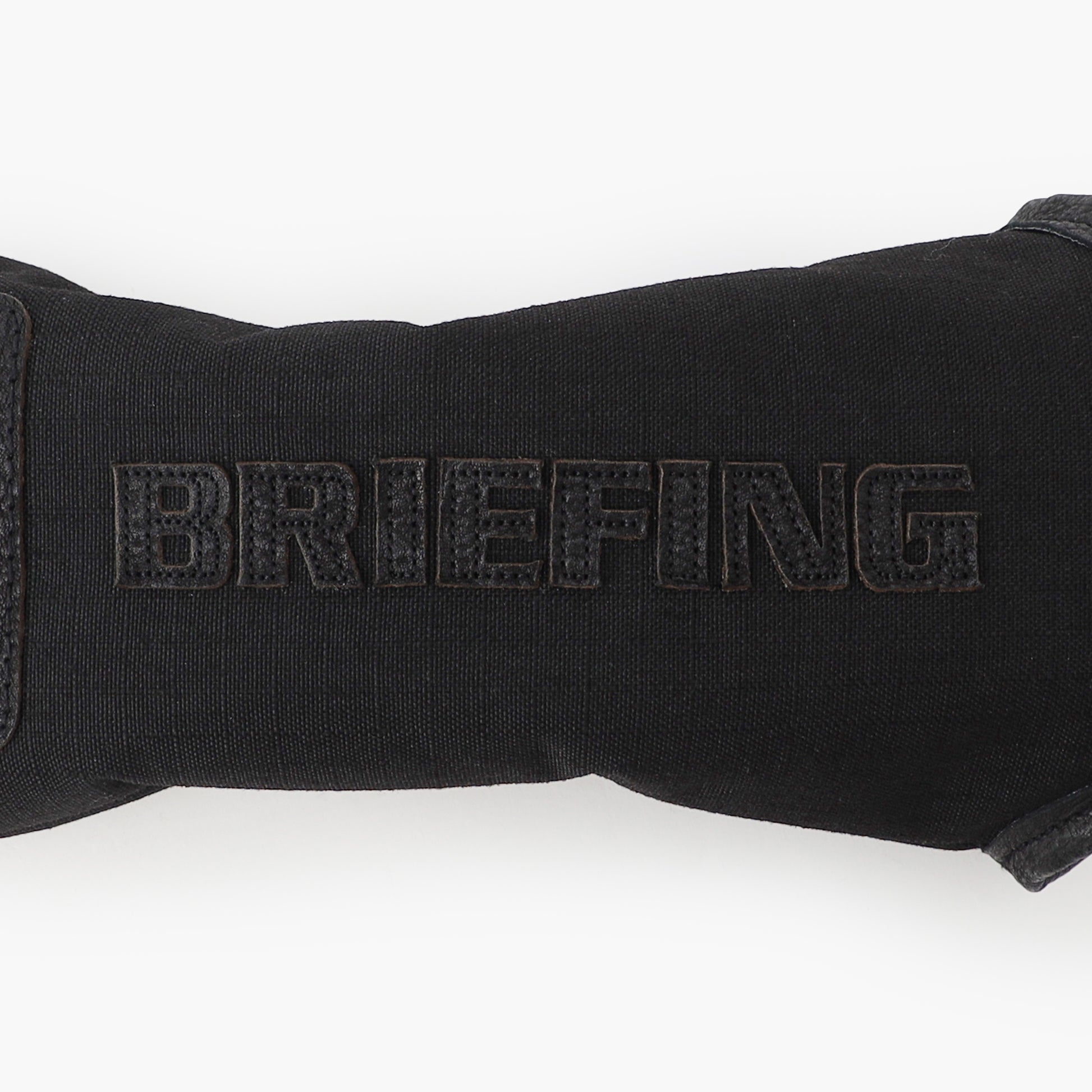 アクセントのレザーパッチにはハイブリットレザーを採用。全体をワントーンに纏めることで洗練された佇まいながらも、異素材の組み合わせが存在感を発揮します。