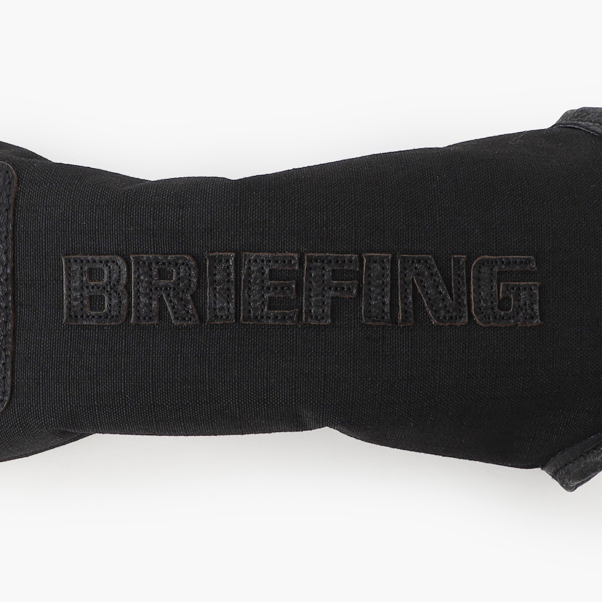 アクセントのレザーパッチにはハイブリットレザーを採用。全体をワントーンに纏めることで洗練された佇まいながらも、異素材の組み合わせが存在感を発揮します。