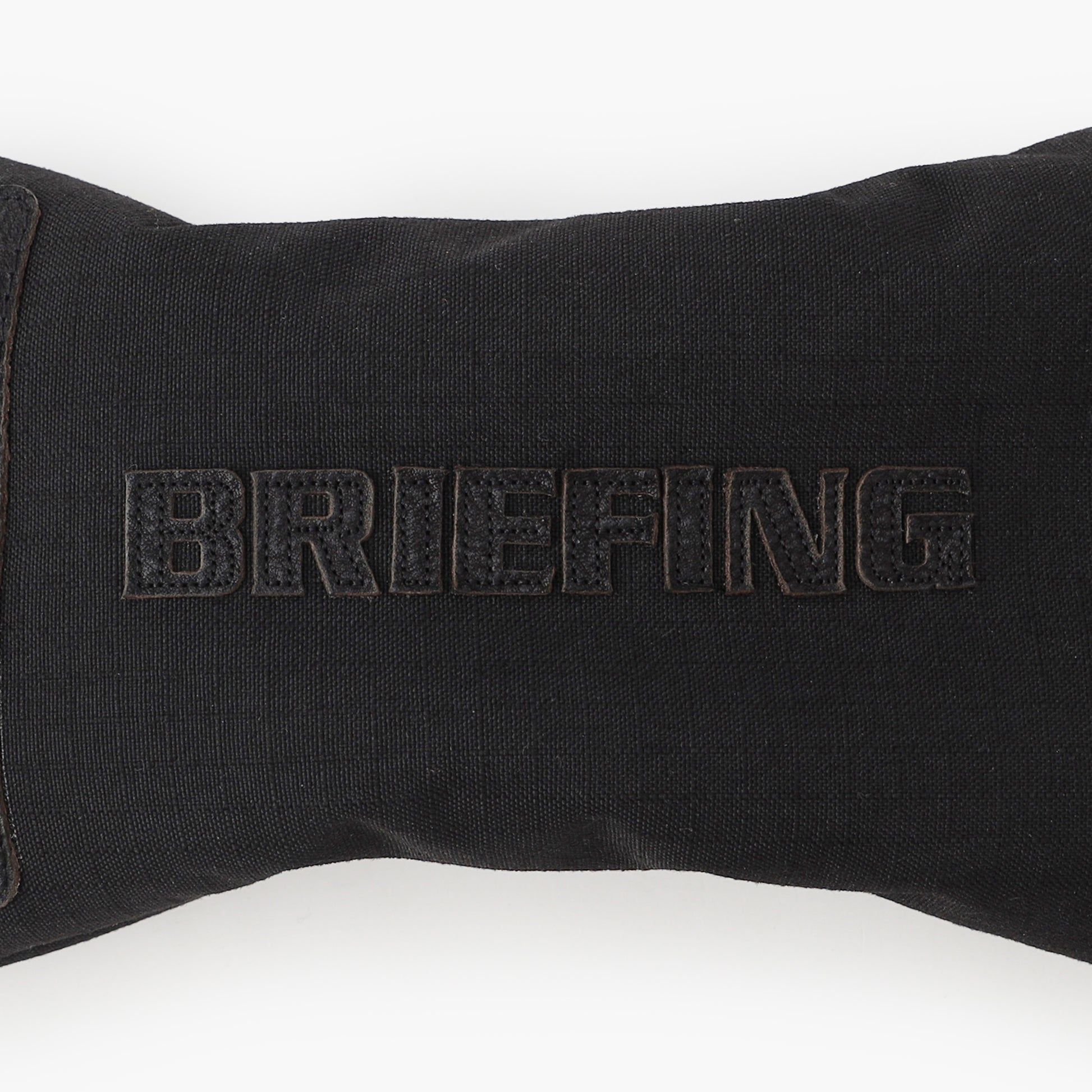 アクセントのレザーパッチにはハイブリットレザーを採用。全体をワントーンに纏めることで洗練された佇まいながらも、異素材の組み合わせが存在感を発揮します。