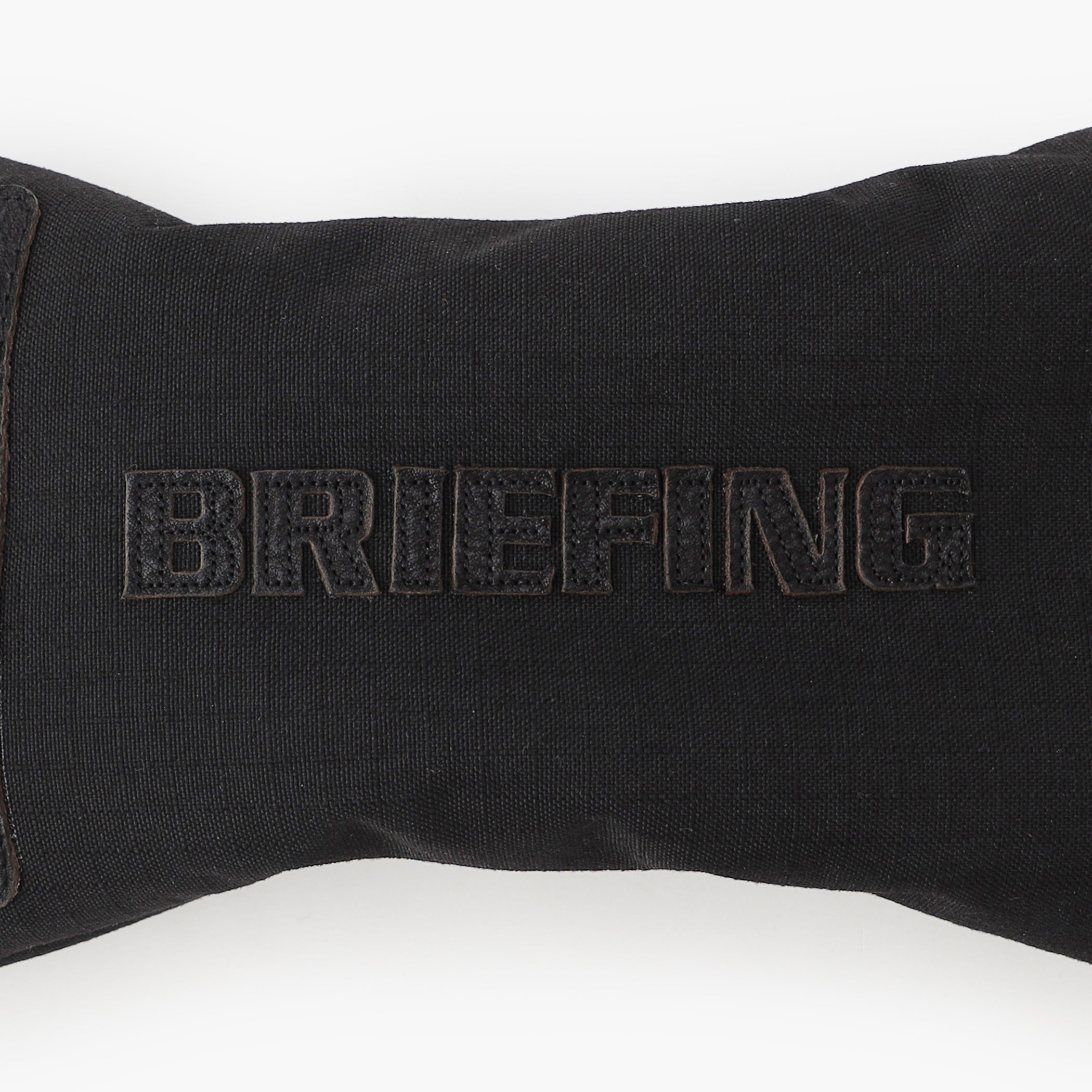 アクセントのレザーパッチにはハイブリットレザーを採用。全体をワントーンに纏めることで洗練された佇まいながらも、異素材の組み合わせが存在感を発揮します。