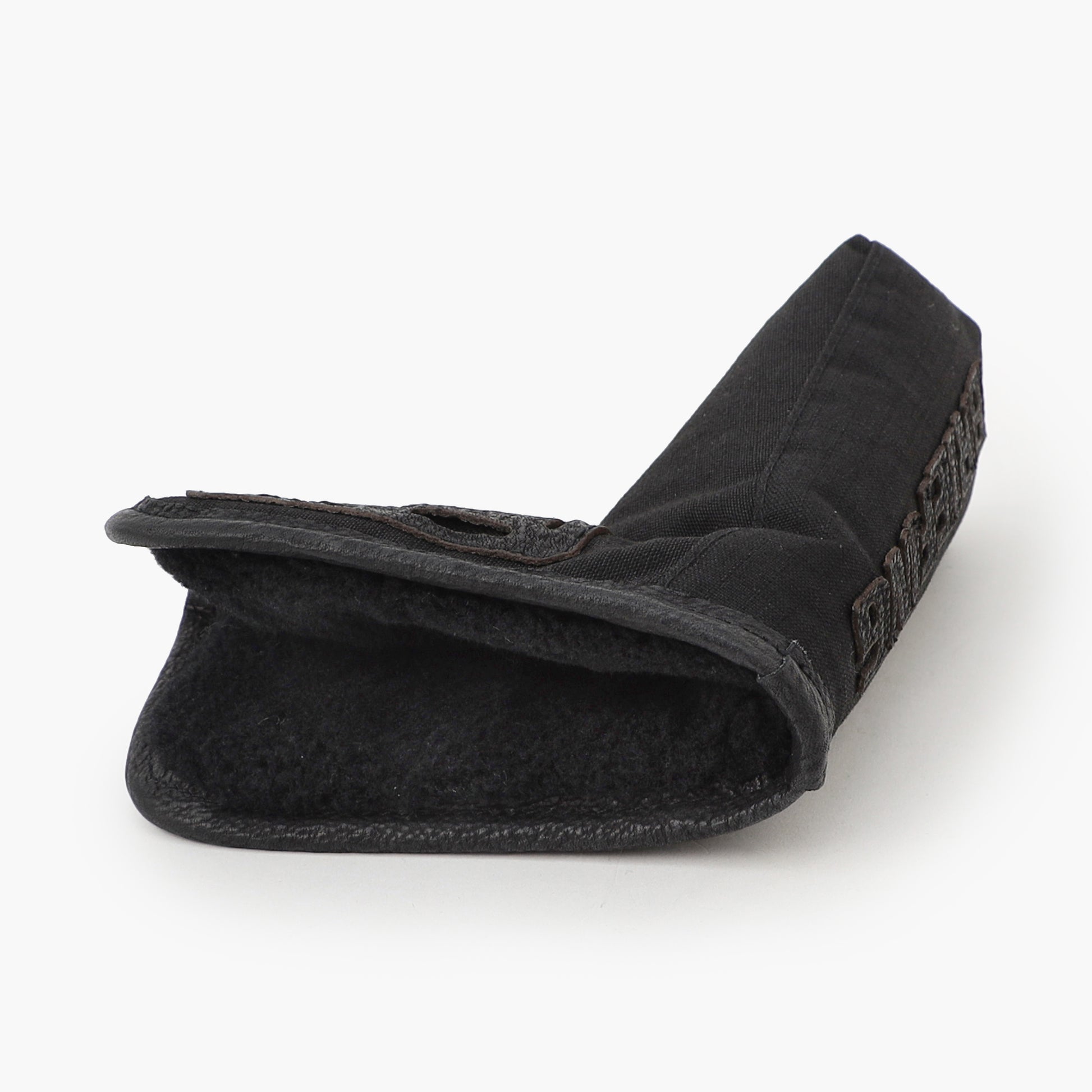 内側はクッション性があるので、パターに傷がつきにくい構造です。