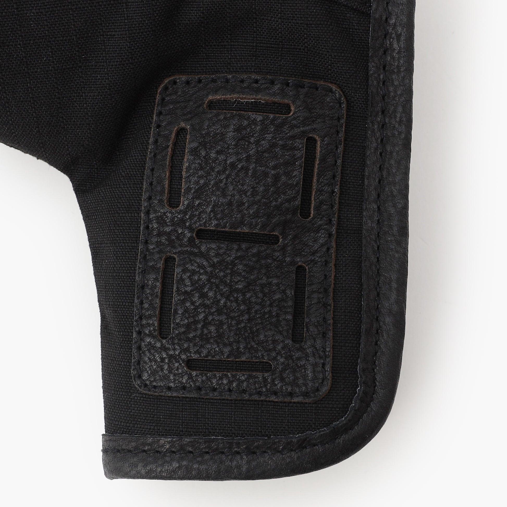 アクセントのレザーパッチにはハイブリットレザーを採用。全体をワントーンに纏めることで洗練された佇まいながらも、異素材の組み合わせが存在感を発揮します。