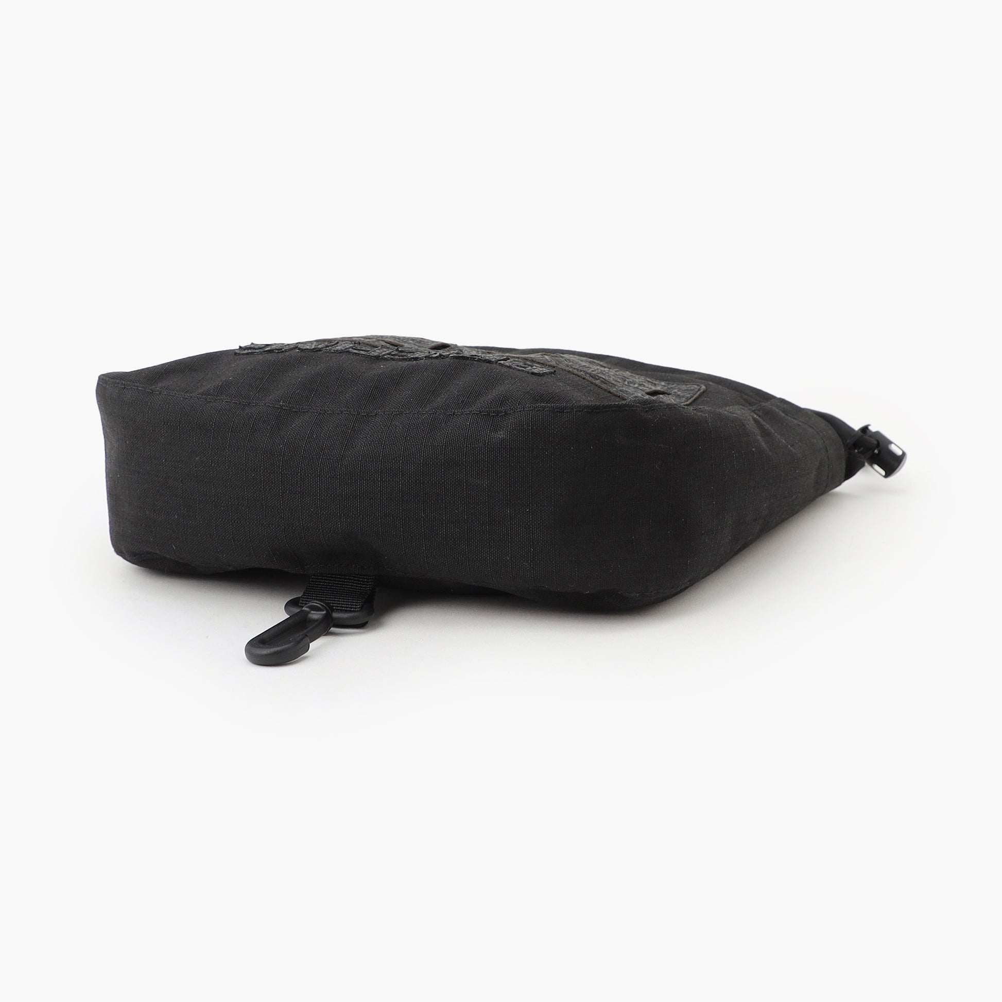 キャディバッグなどに引っ掛けて保管する事ができるフックを搭載。