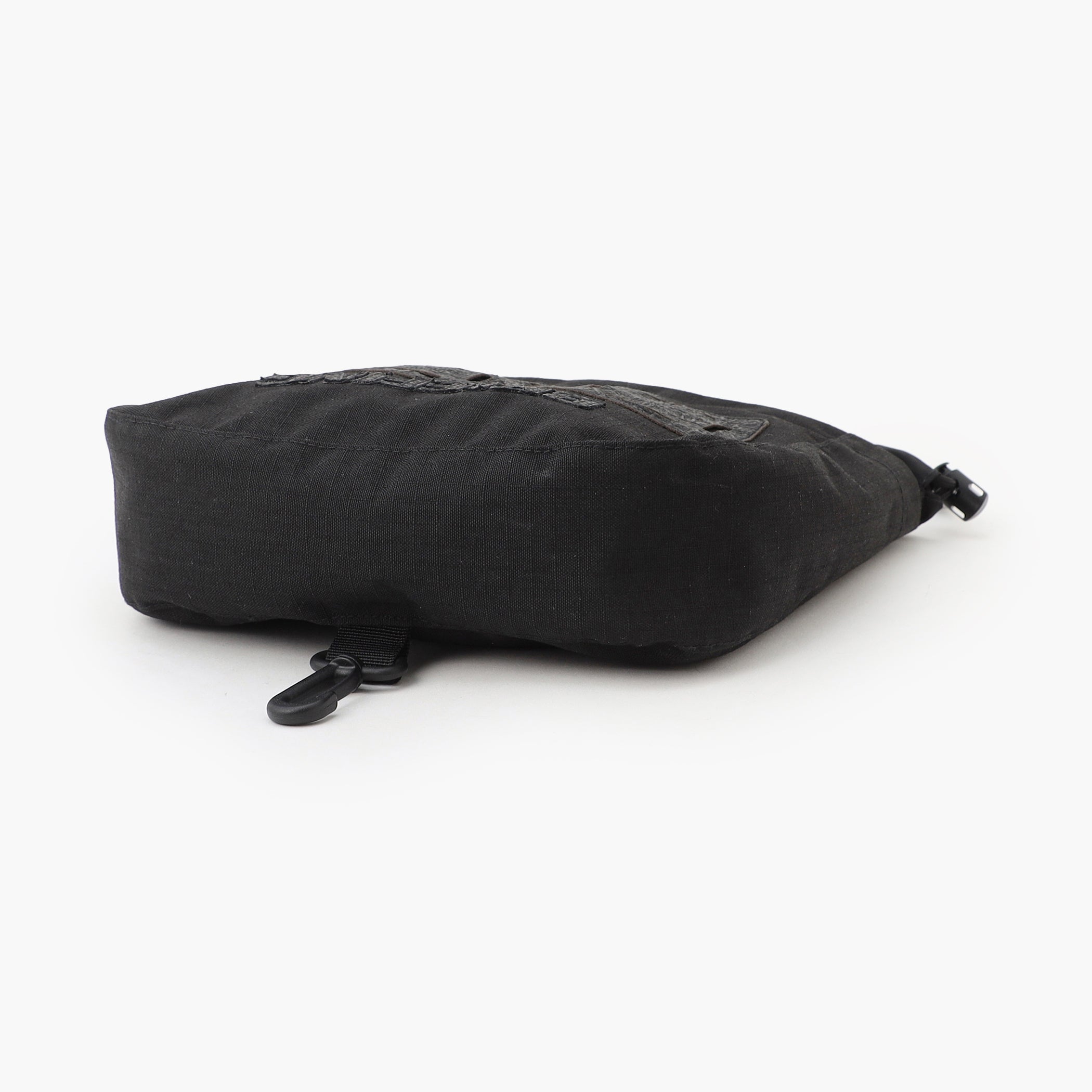 キャディバッグなどに引っ掛けて保管する事ができるフックを搭載。