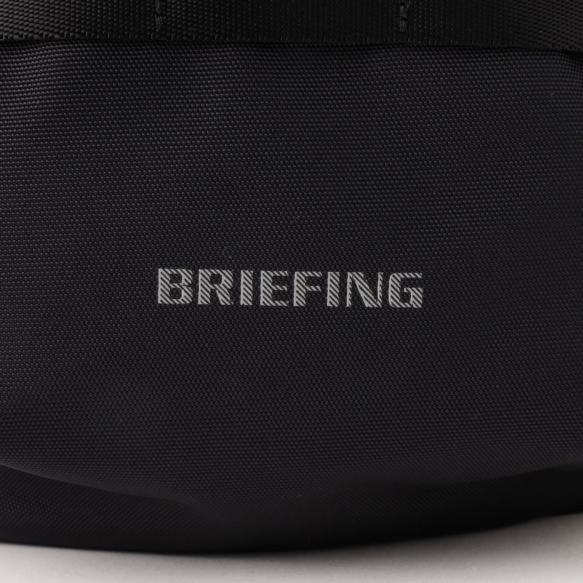 夜間時の移動に配慮し、フロントのBRIEFINGロゴとウェビングテープのステッチはリフレクターを採用。