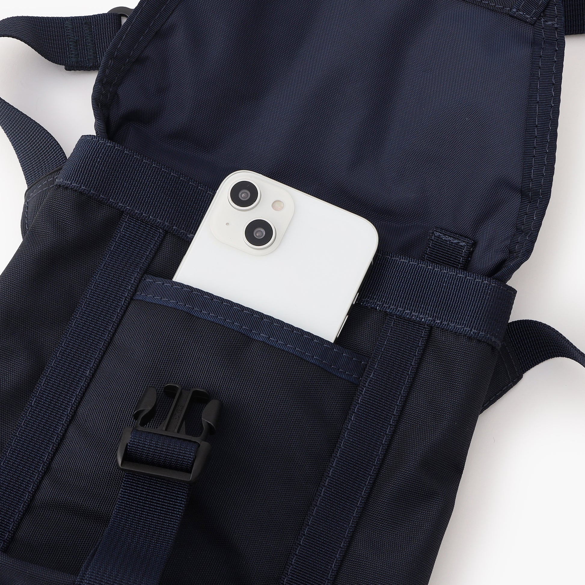 こちらのポケット裏にはクッション材が搭載されているので、スマホの収納するのに最適です。