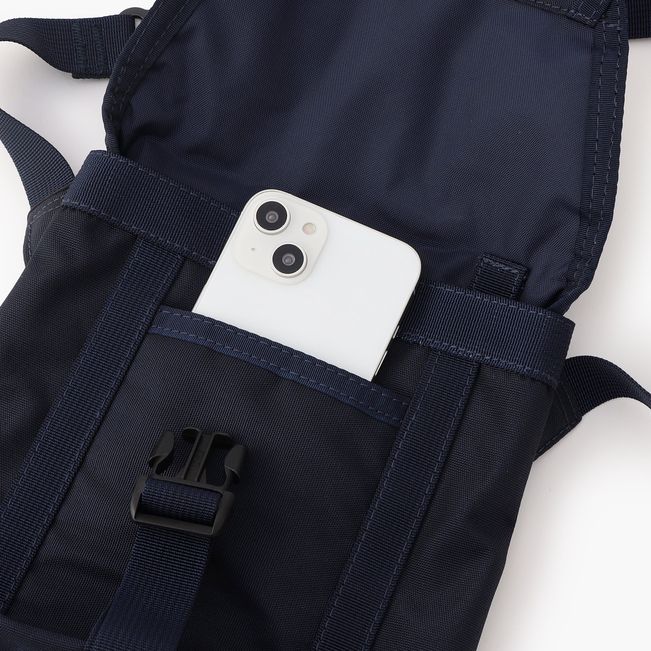 こちらのポケット裏にはクッション材が搭載されているので、スマホの収納するのに最適です。