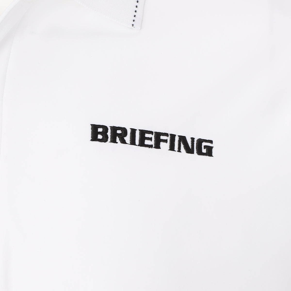 胸元に配したBRIEFINGロゴ、右脇に配したBマークがさりげないアクセントに。