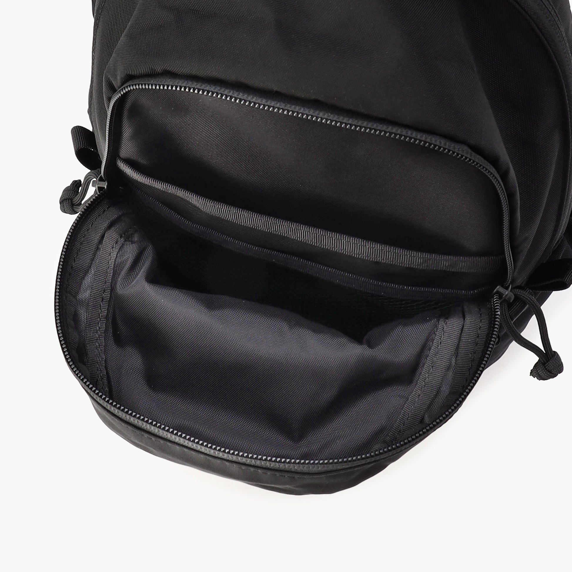 手前側の収納部内には、文庫本や貴重品などの仕分けに便利なポケットを完備。