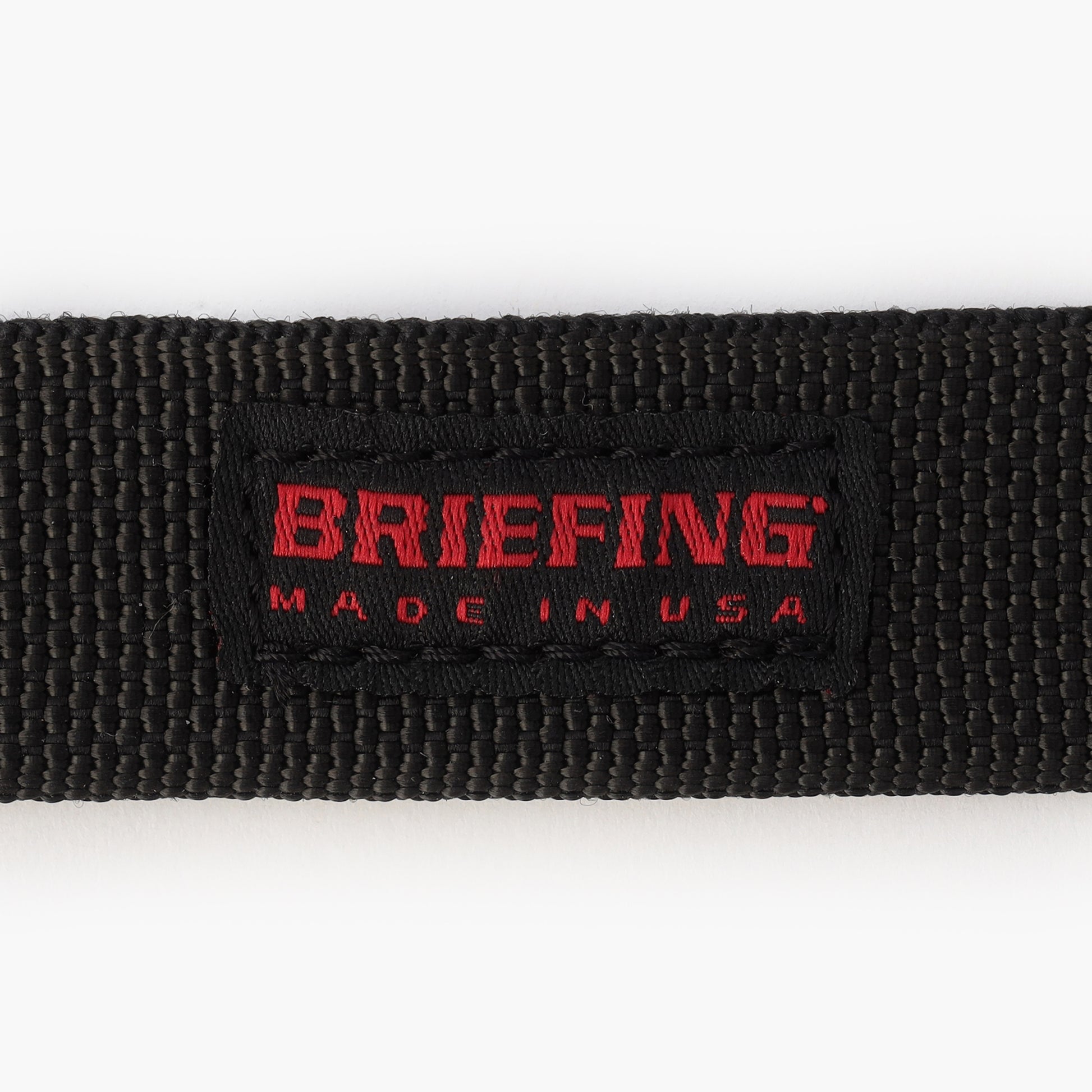 ベルトに配したBRIEFINGロゴのネームタグがさりげないアクセントに。