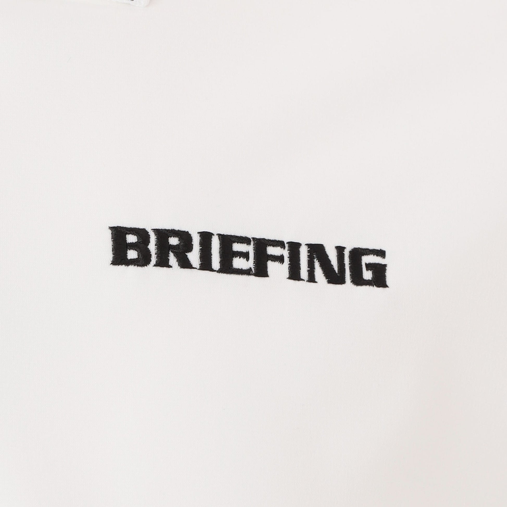 胸元にはBRIEFINGロゴを、右脇にはBマークを配し、さりげないアクセントに。