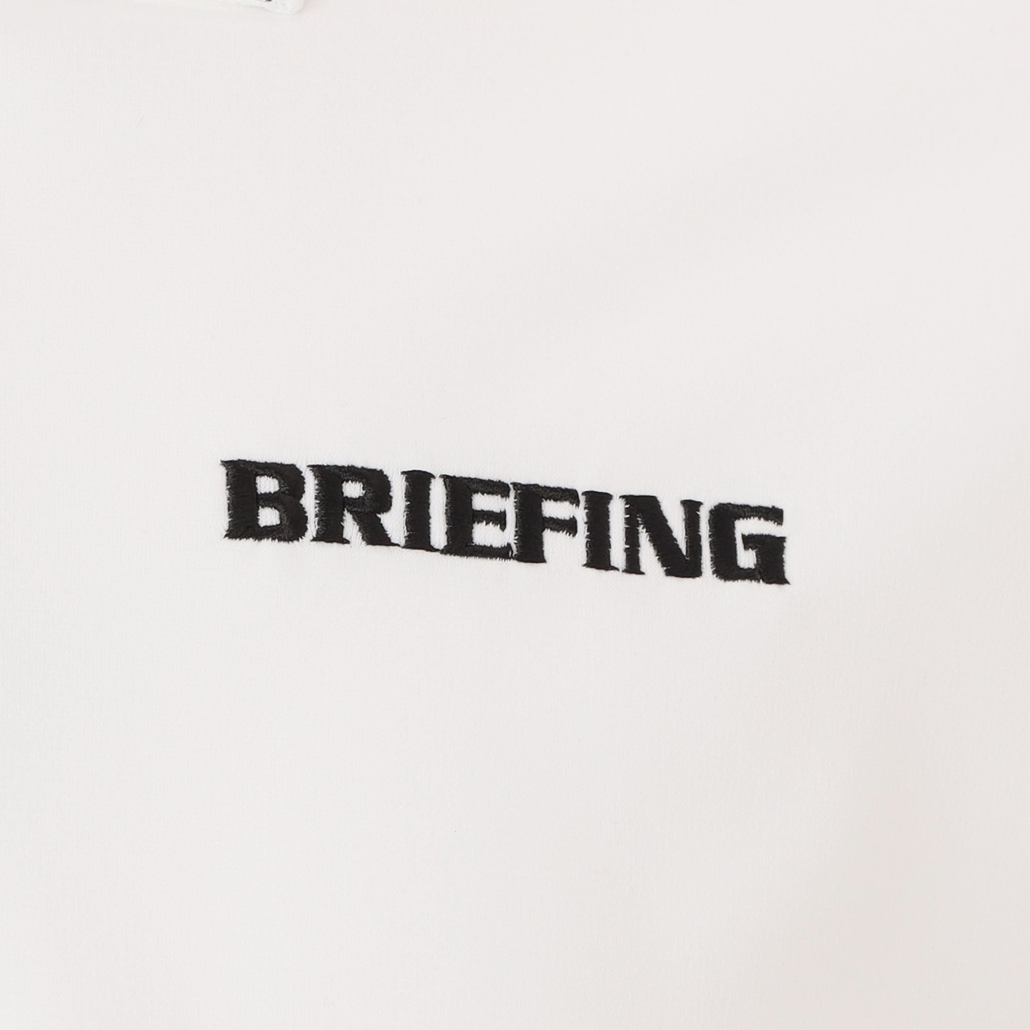 胸元にはBRIEFINGロゴを、右脇にはBマークを配し、さりげないアクセントに。