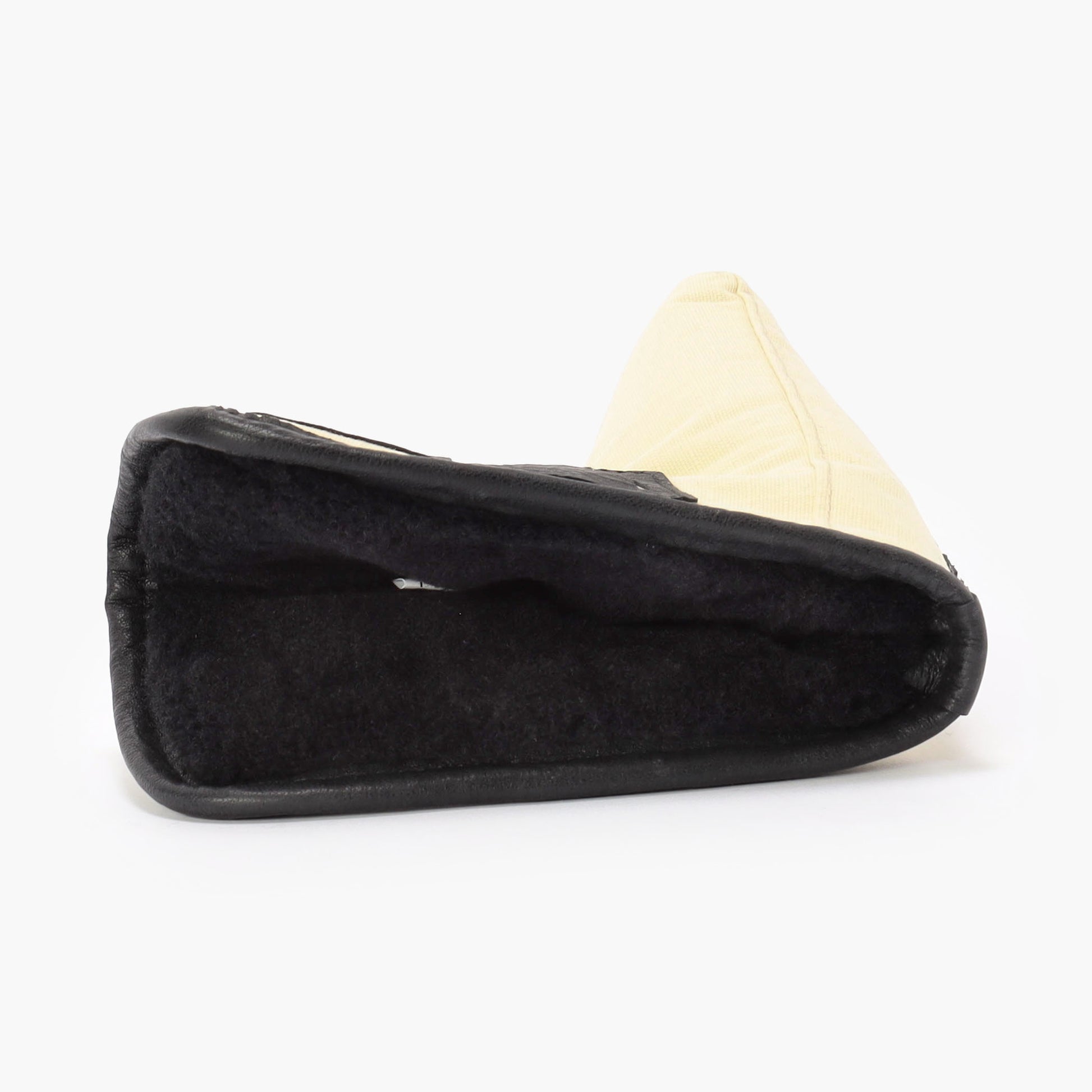 内側はクッション仕様なので、大切なパターに傷が付きにくい構造です。