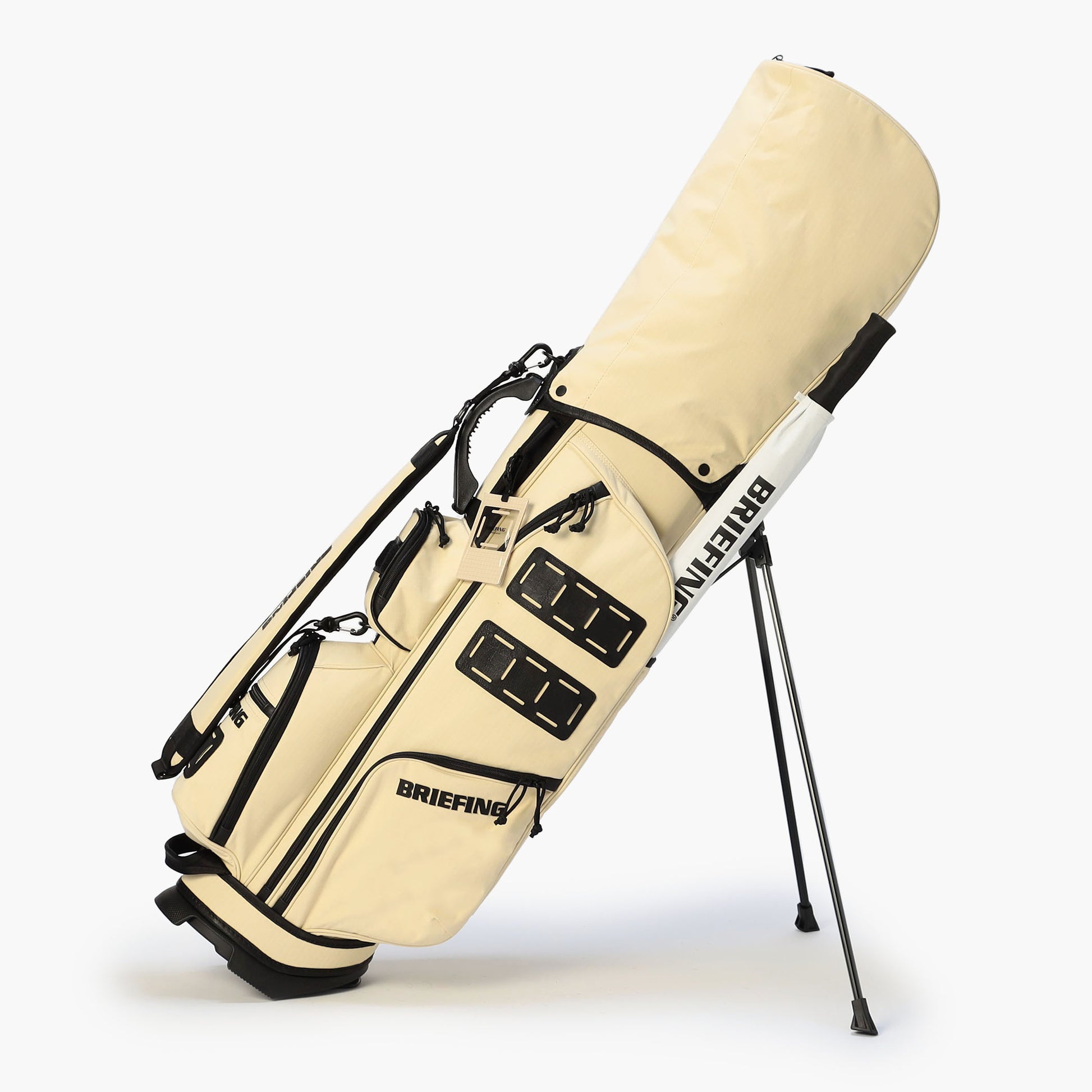 傘をしっかりと固定して持ち運びできる傘ホルダーを搭載しました。