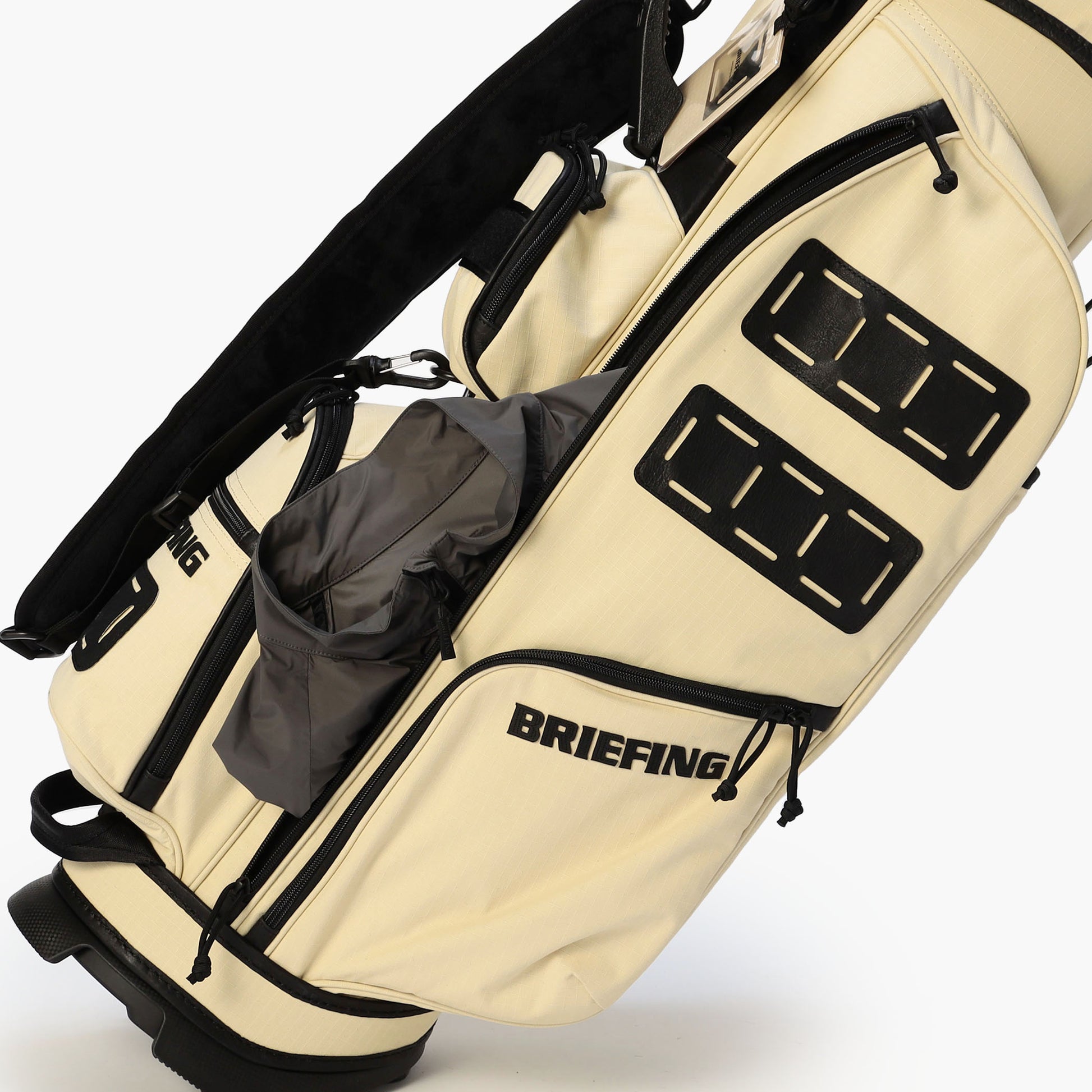 サイドの大型ポケットには、嵩張るウェアやフードなどを収納することが可能。