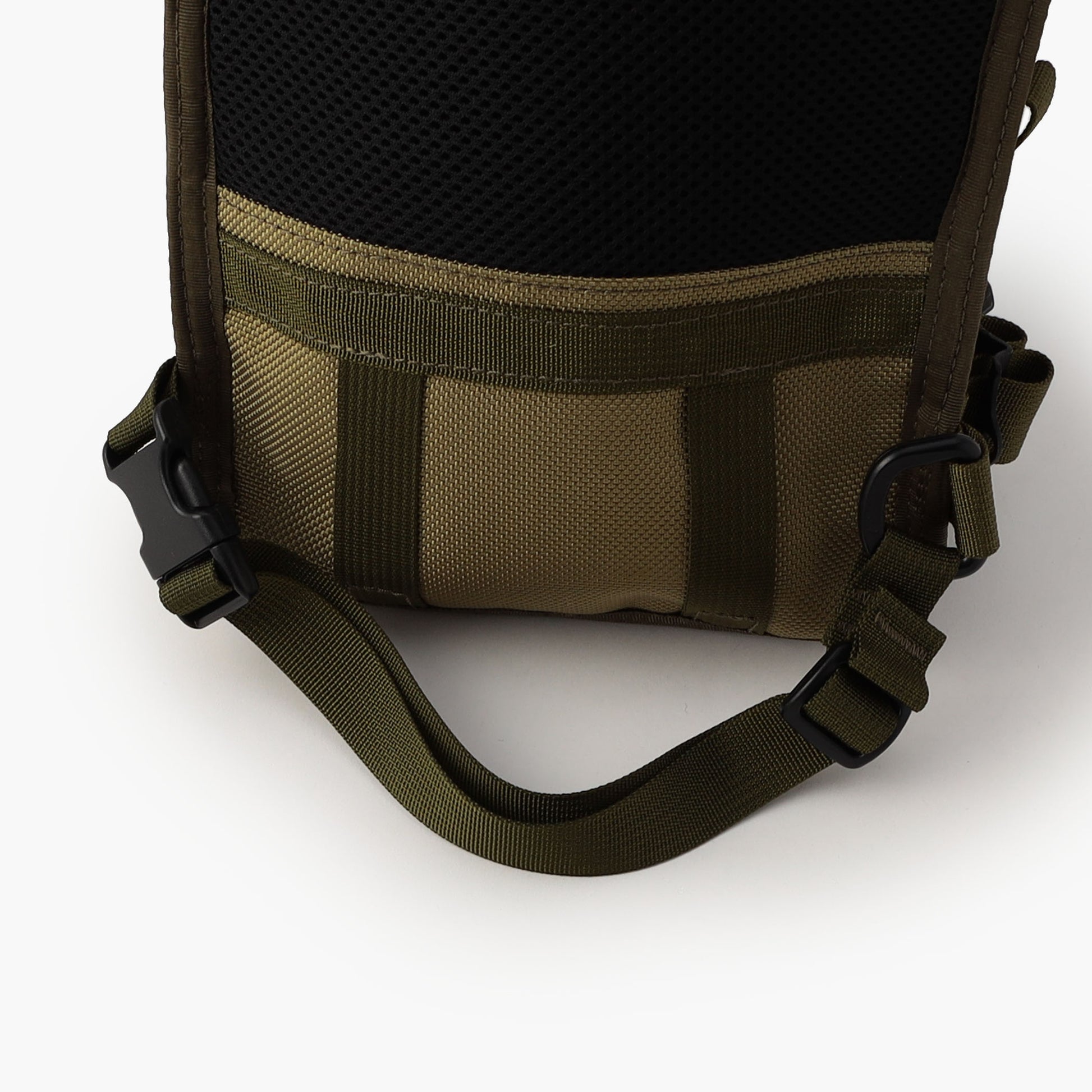 太ももに巻くことでショルダーを固定できるベルトを完備。太ももに固定することで、バイクなどに乗る際のホルスターバッグとして使用できます。