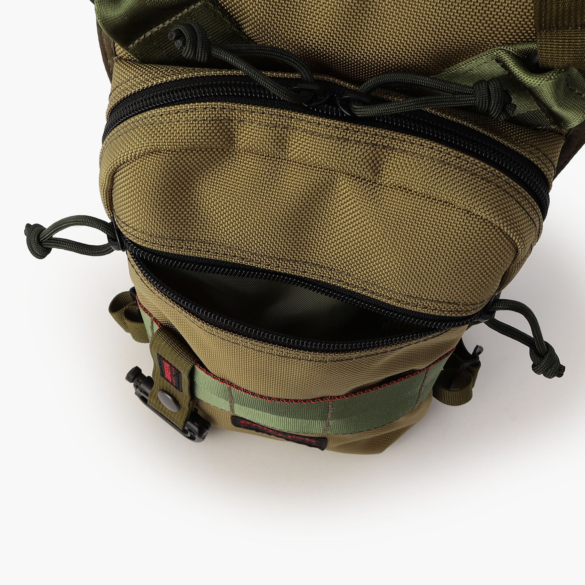 フロントのジップポケットはマチがあるので、収納スペースがあり、財布や文庫本など嵩張るアイテムも収納しやすいです。