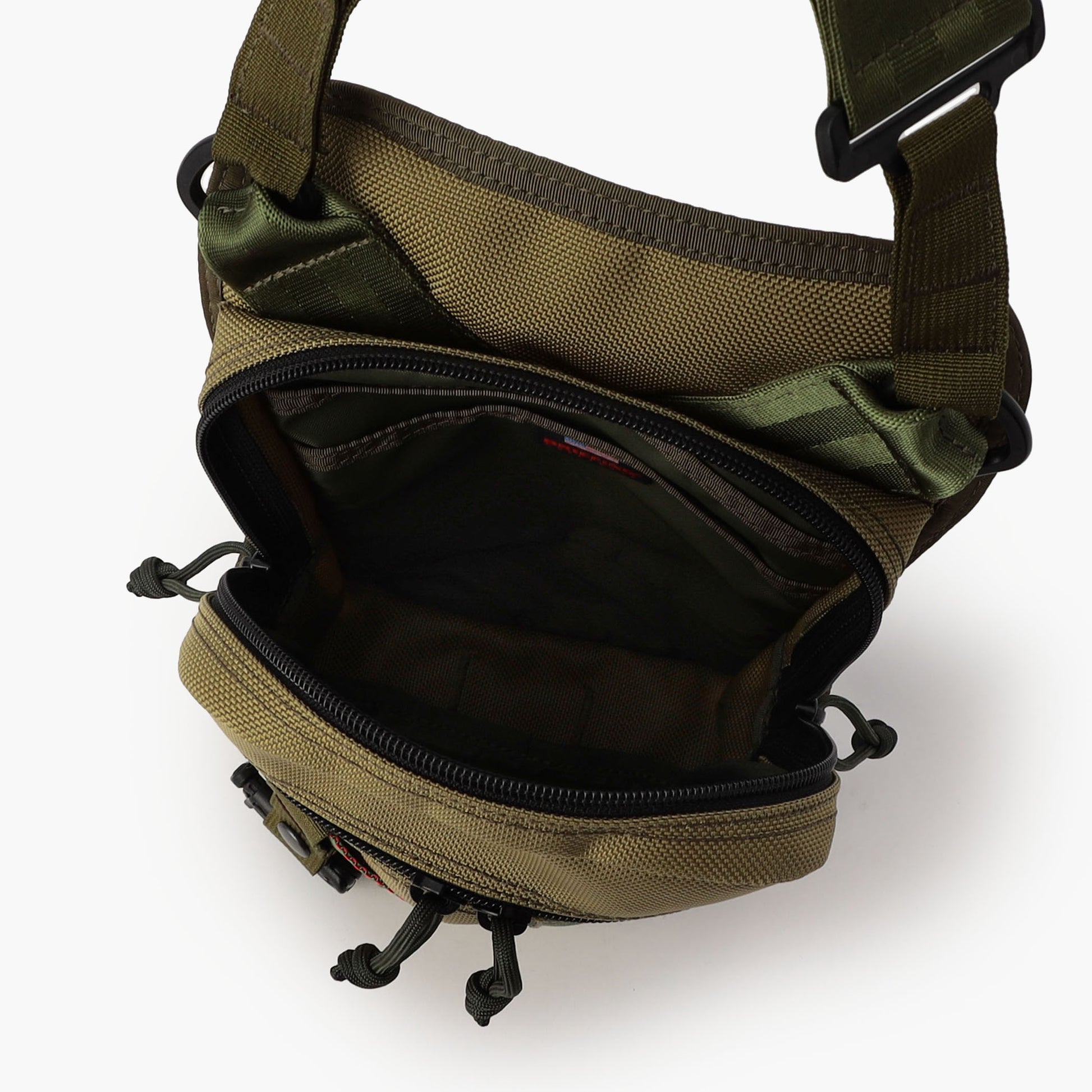 ペットボトルなども収納しやすい縦長ボディ。