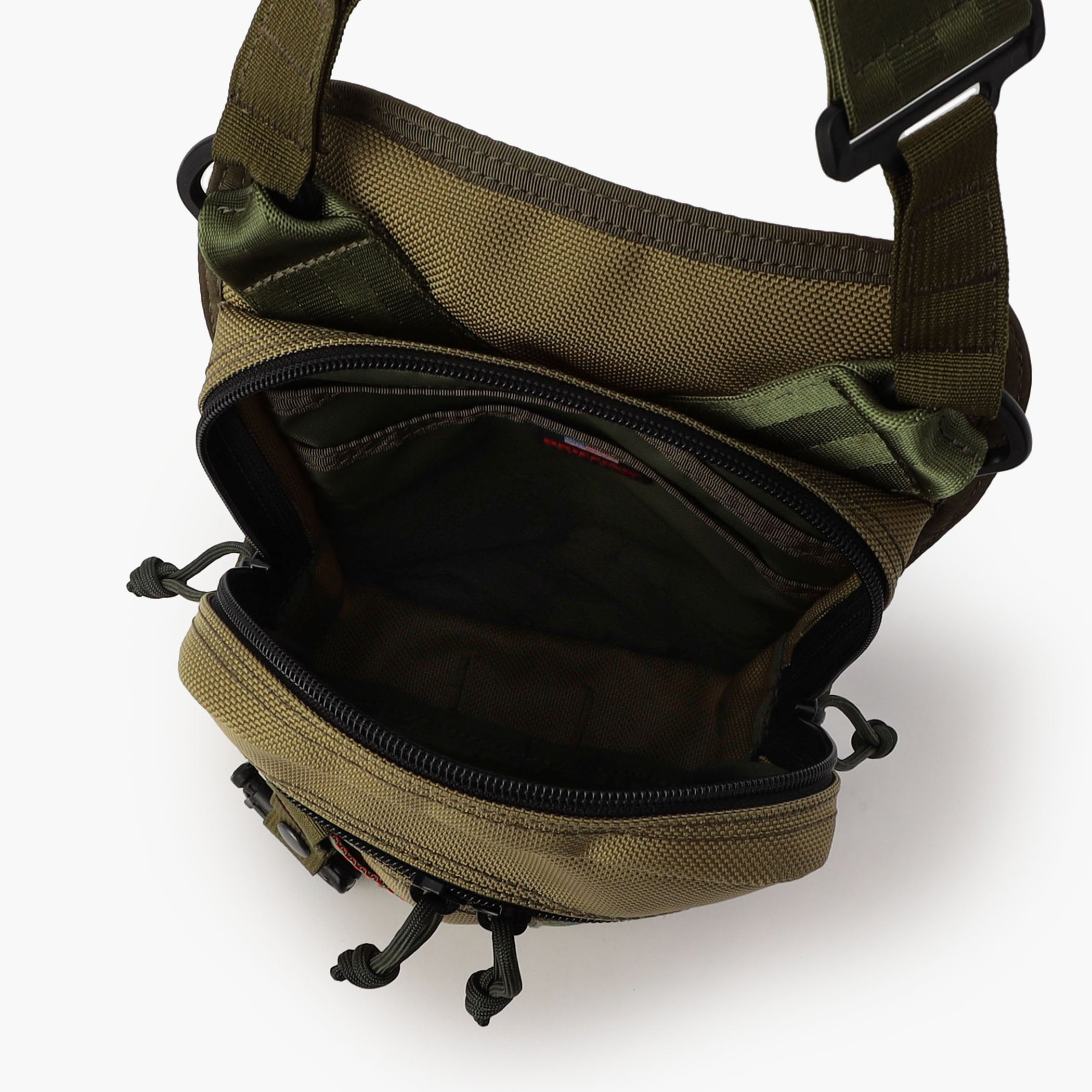 ペットボトルなども収納しやすい縦長ボディ。