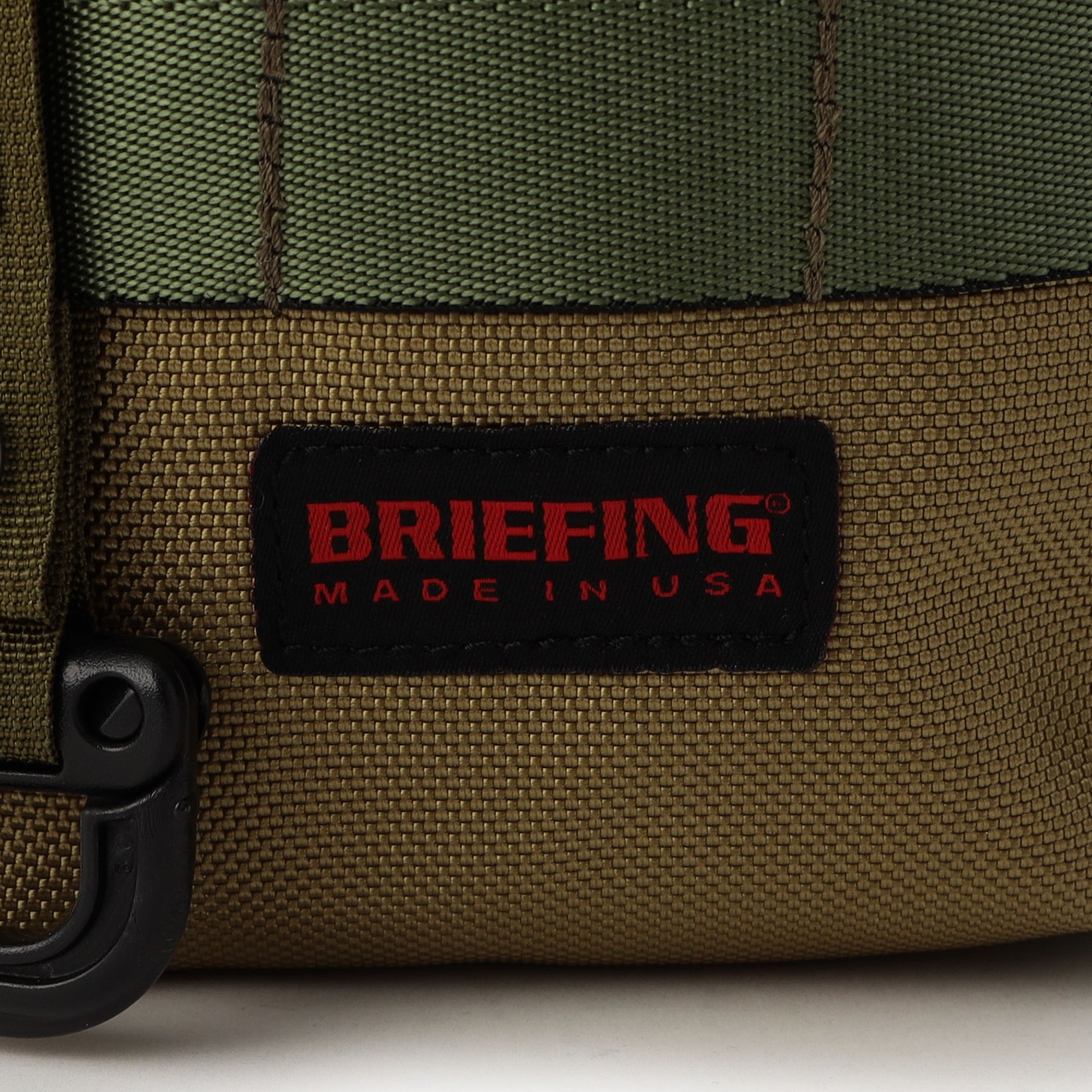 BRIEFINGが使用しているマテリアルの中で最もヘビーな、強度や耐久性、耐摩耗性に優れた「バリスティックナイロン」を採用。