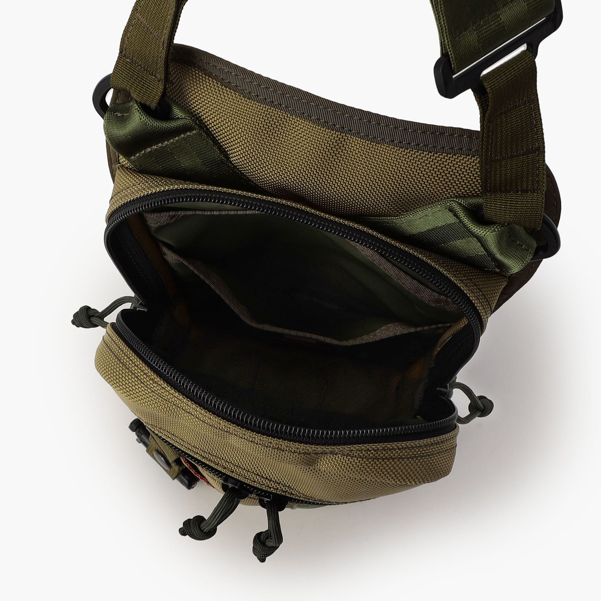 内側には仕分けに便利なポケットを配置。