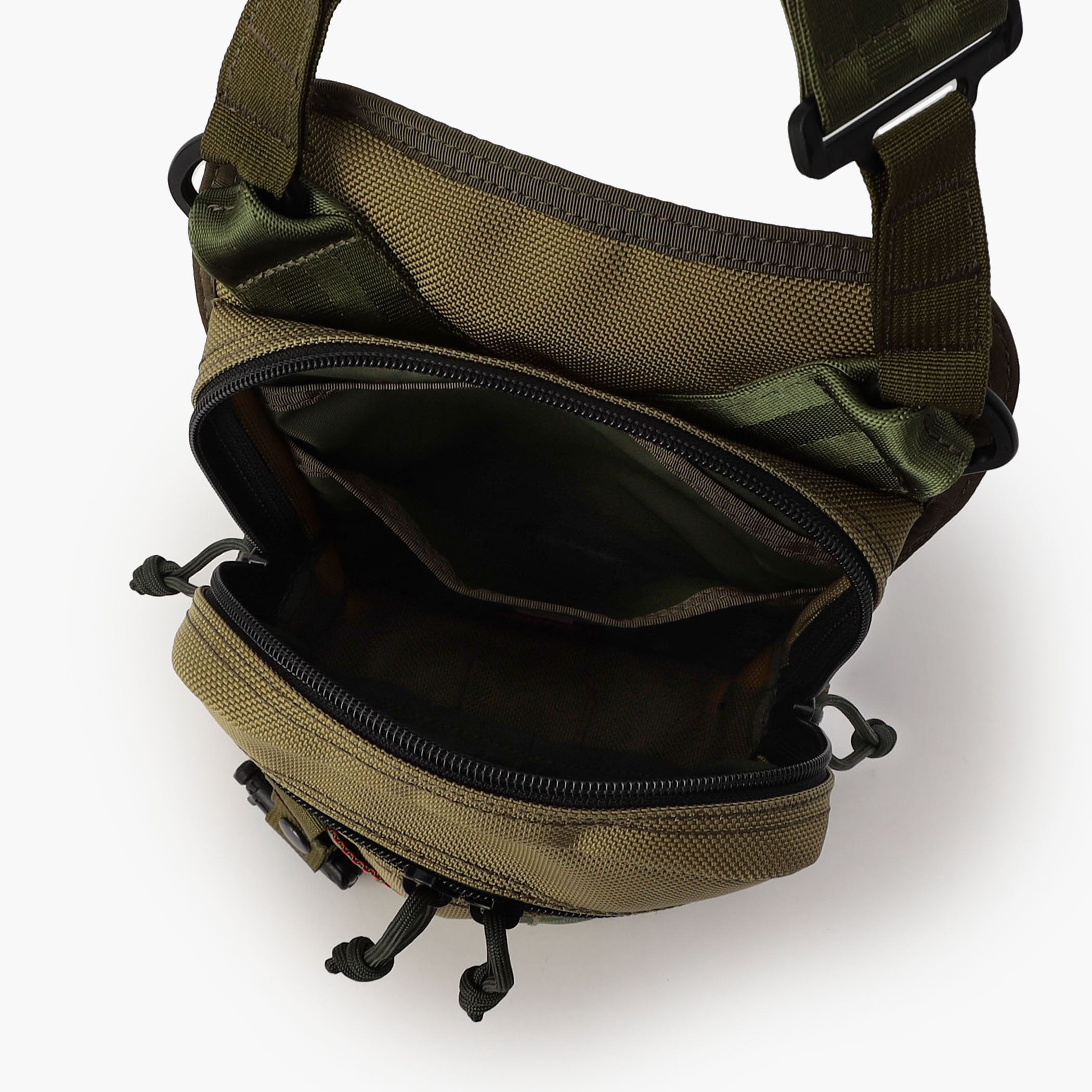 内側には仕分けに便利なポケットを配置。