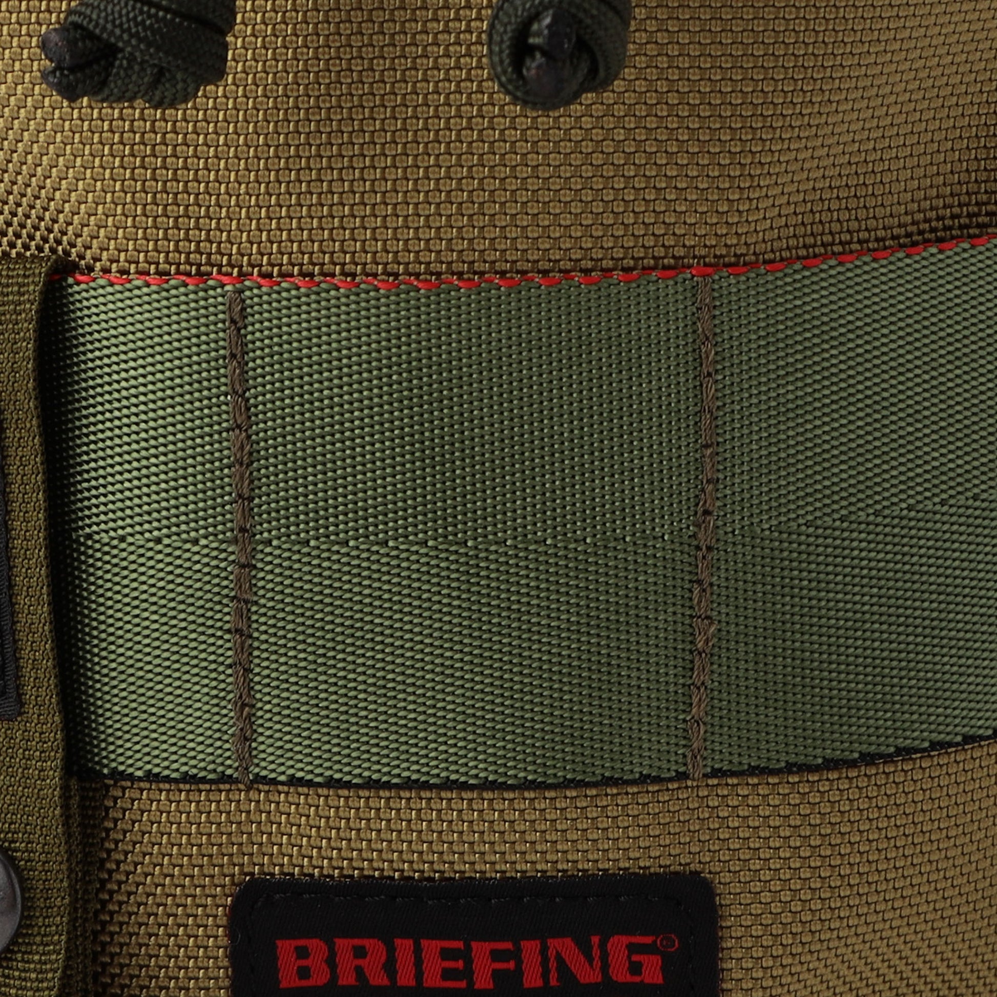 BRIEFINGが使用しているマテリアルの中で最もヘビーな、強度や耐久性,耐摩耗性に優れた「バリスティックナイロン」を採用。