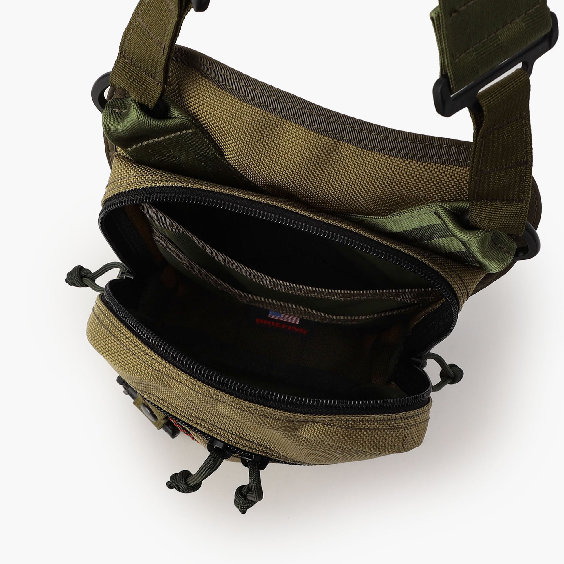 内側には仕分けに便利なポケットを配置。