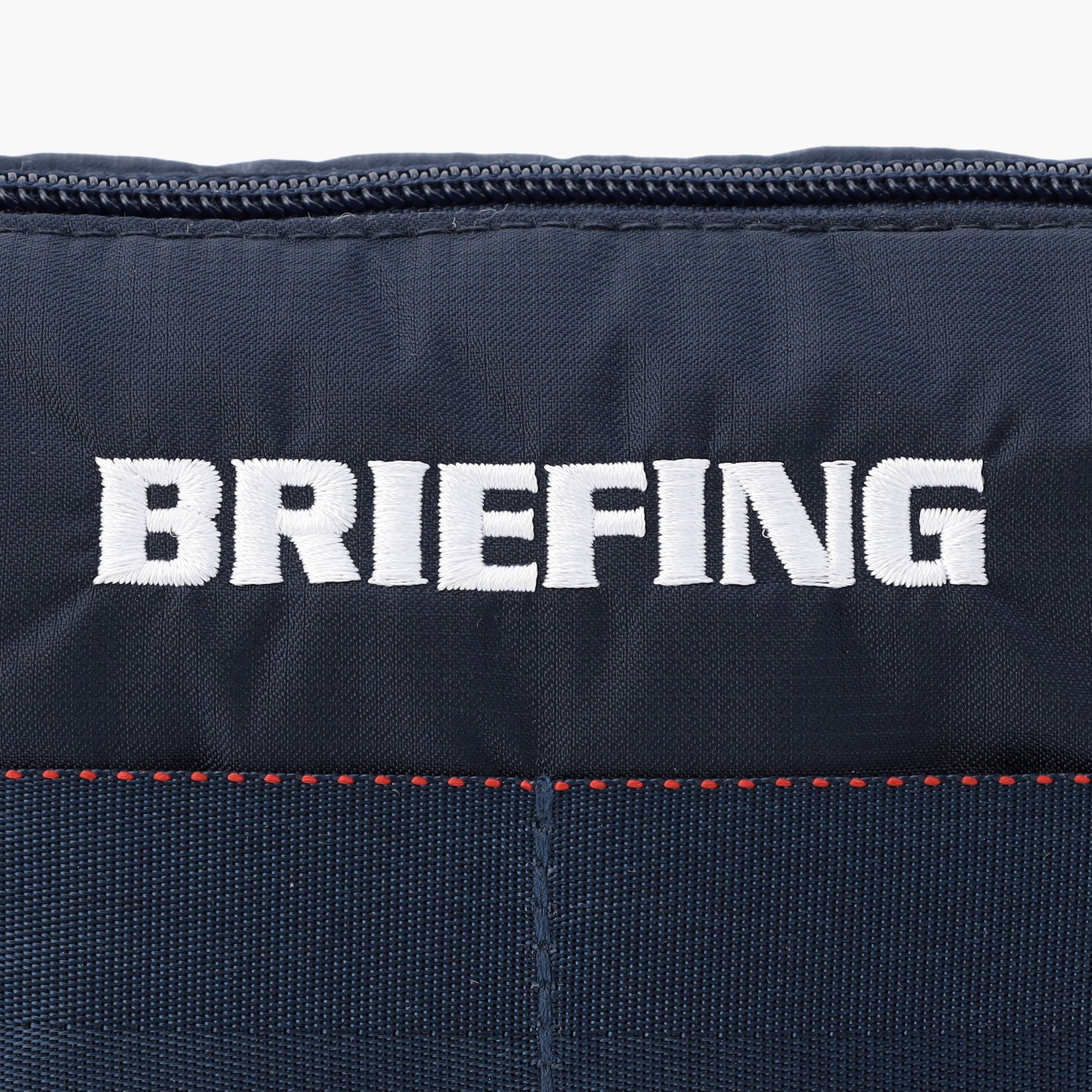 100デニールのコーデュラナイロンをドビー織機にてマイクロリップに織り上げた、BRIEFING GOLFオリジナルの素材をメインに使用。