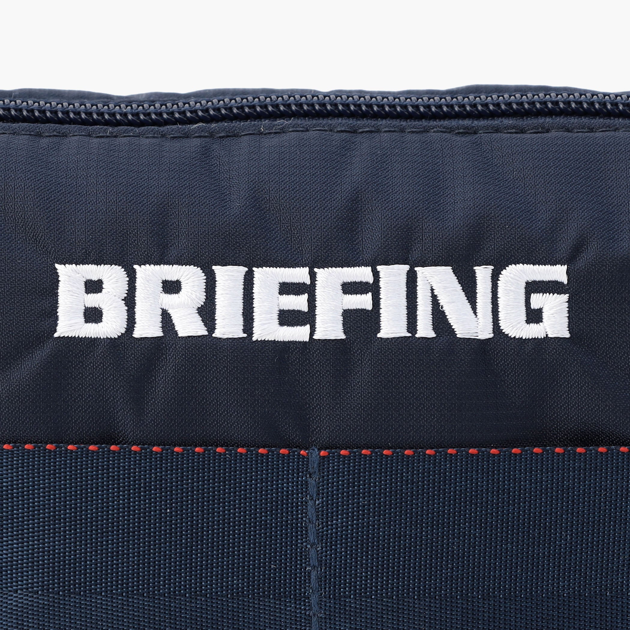 100デニールのコーデュラナイロンをドビー織機にてマイクロリップに織り上げた、BRIEFING GOLFオリジナルの素材をメインに使用。