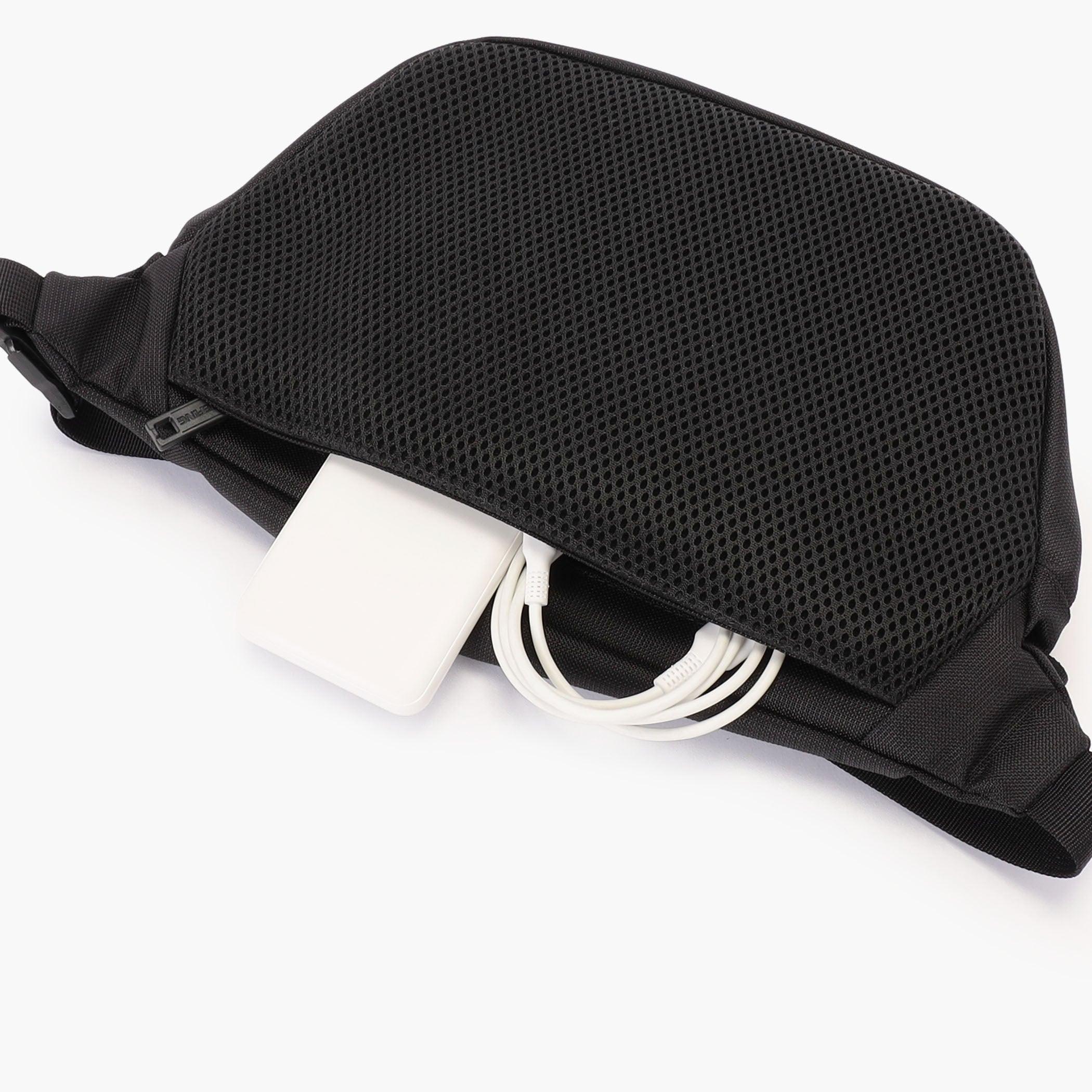 背面のジップポケットはクッション性があるので、スマホやモバイルバッテリーなど電子機器の収納にも最適。