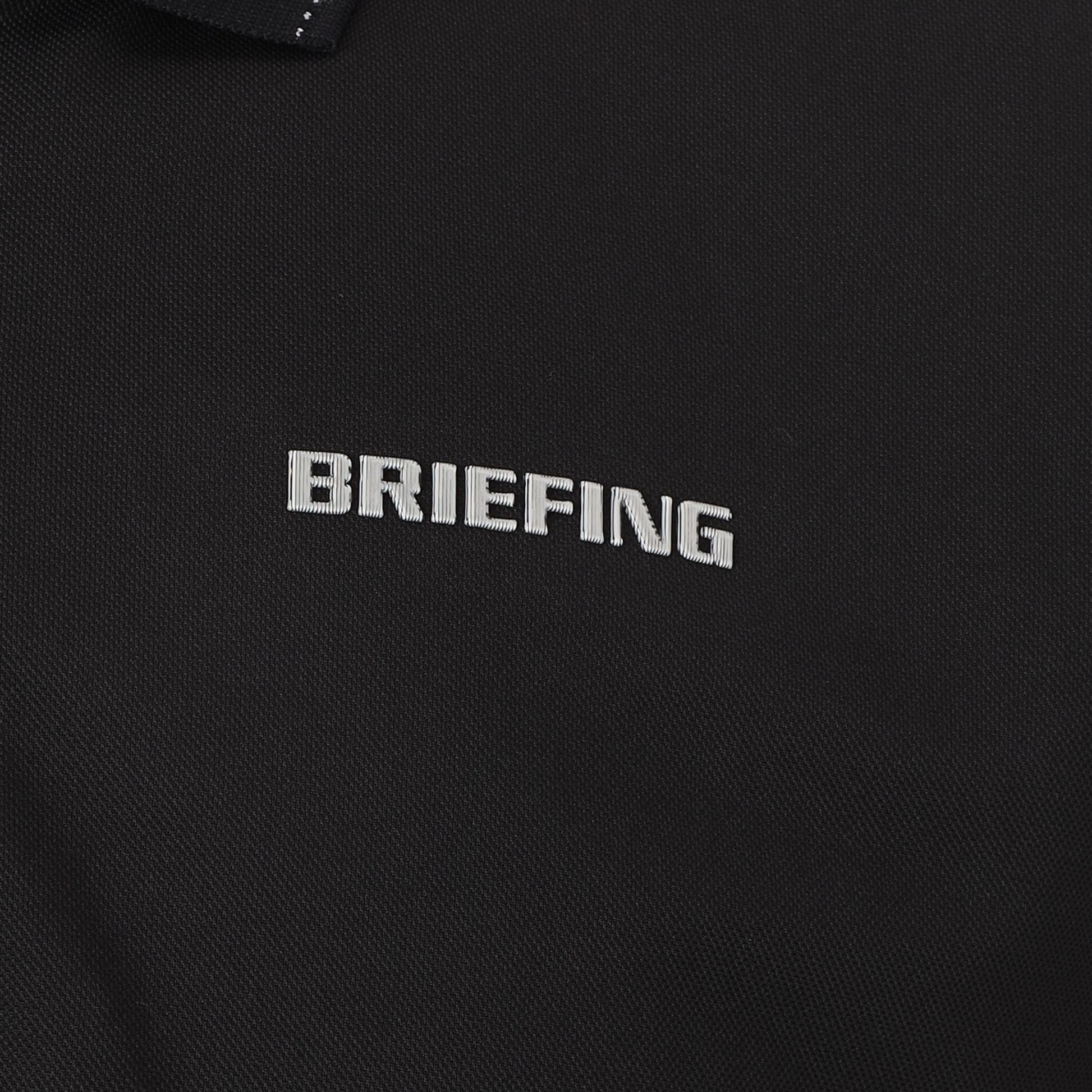 左胸にはBRIEFINGロゴを、右袖にはBマークロゴを配しさりげないアクセントに。