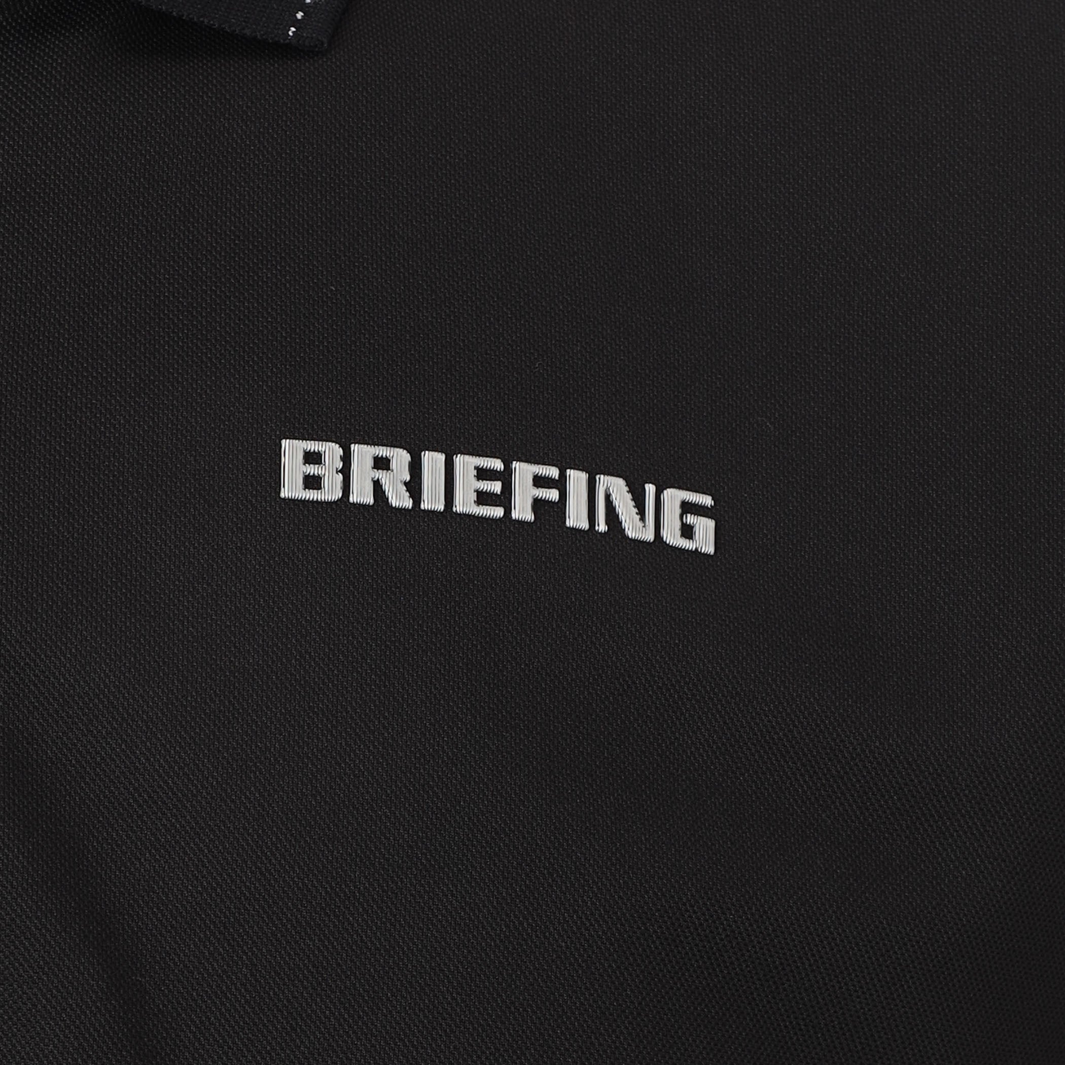 左胸にはBRIEFINGロゴを、右袖にはBマークロゴを配しさりげないアクセントに。