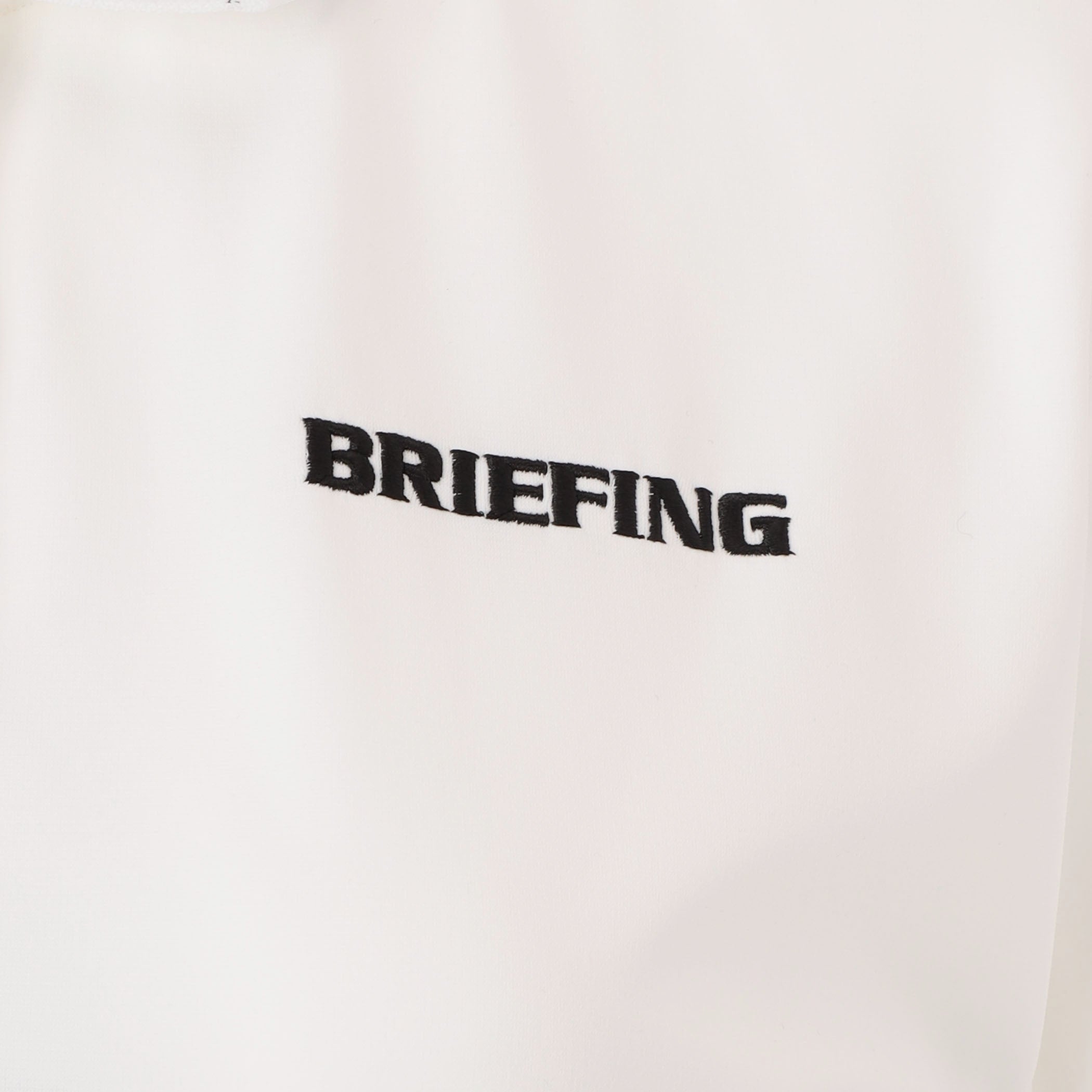 胸元にはBRIEFINGロゴを、右脇にはBマークを配し、さりげないアクセントに。