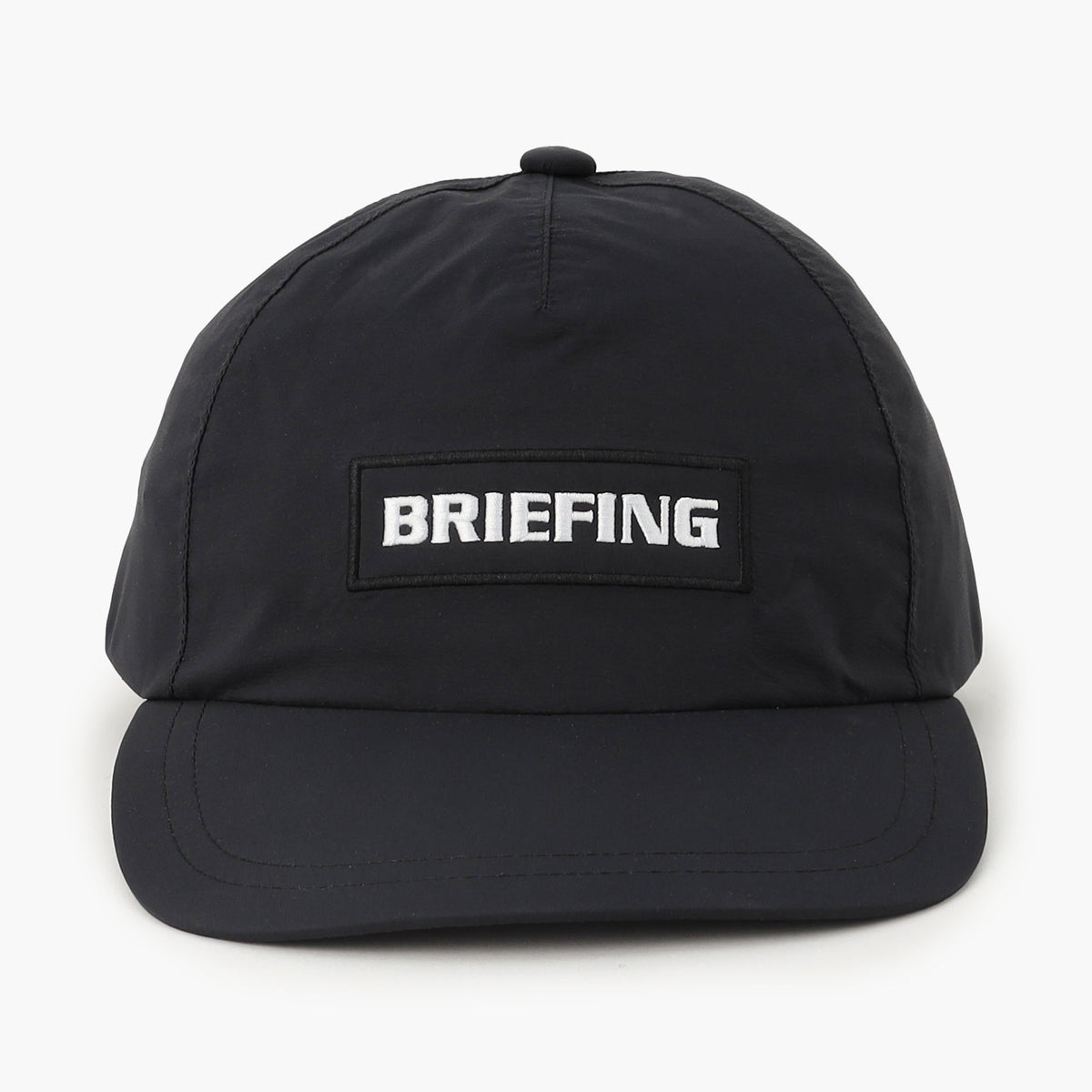 フロントにBRIEFINGロゴを立体刺繍で表現。